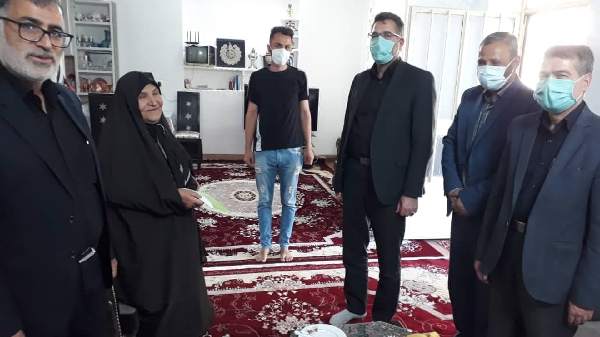 فرماندار با تعدادی از خانواده های شهدای روستای خلیل آباد شهرستان خمین دیدار کرد