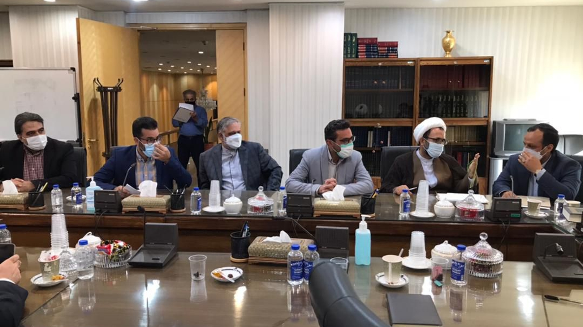 دیدار ناظری فرماندار شهرستان محلات با دکتر سید احسان خاندوزی وزیر امور اقتصادی و دارایی با هماهنگی دکتر علیرضا سلیمی نماینده مردم شریف محلات و دلیجان در مجلس شورای اسلامی به اتفاق دکتر صالحی رئیس شورای اسلامی شهر محلات