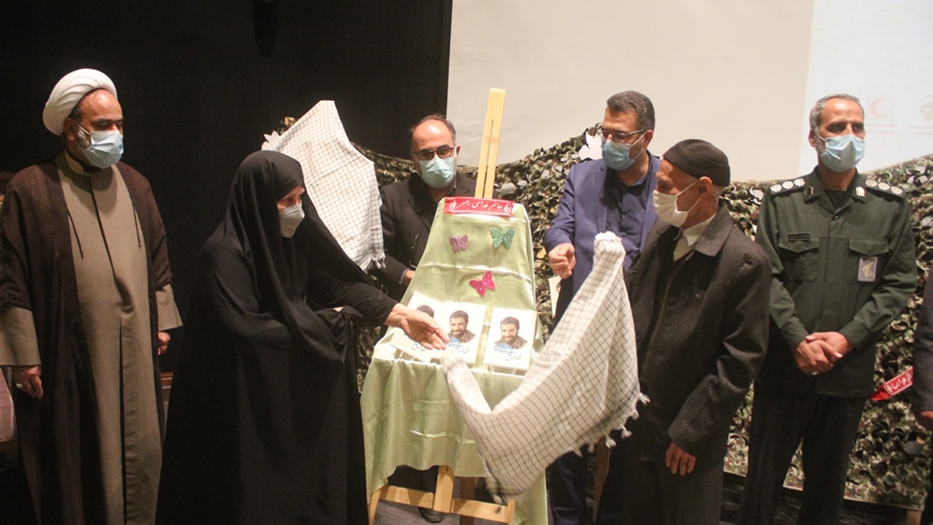 آئین رونمایی از کتاب " فاتح دلها و دژها " نوشته دکتر محمد جواد مرادی نیا در شهرستان خمین برگزارشد