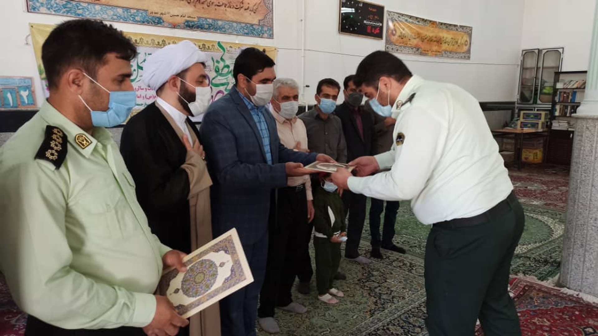 تجلیل از فرماندهان کلانتری نیم ور، پاسگاه باقرآباد و شهردار سابق نیم ور با حضور ملک جانی معاون سیاسی، امنیتی و اجتماعی فرمانداری در نماز عبادی سیاسی جمعه شهر نیم ور محلات