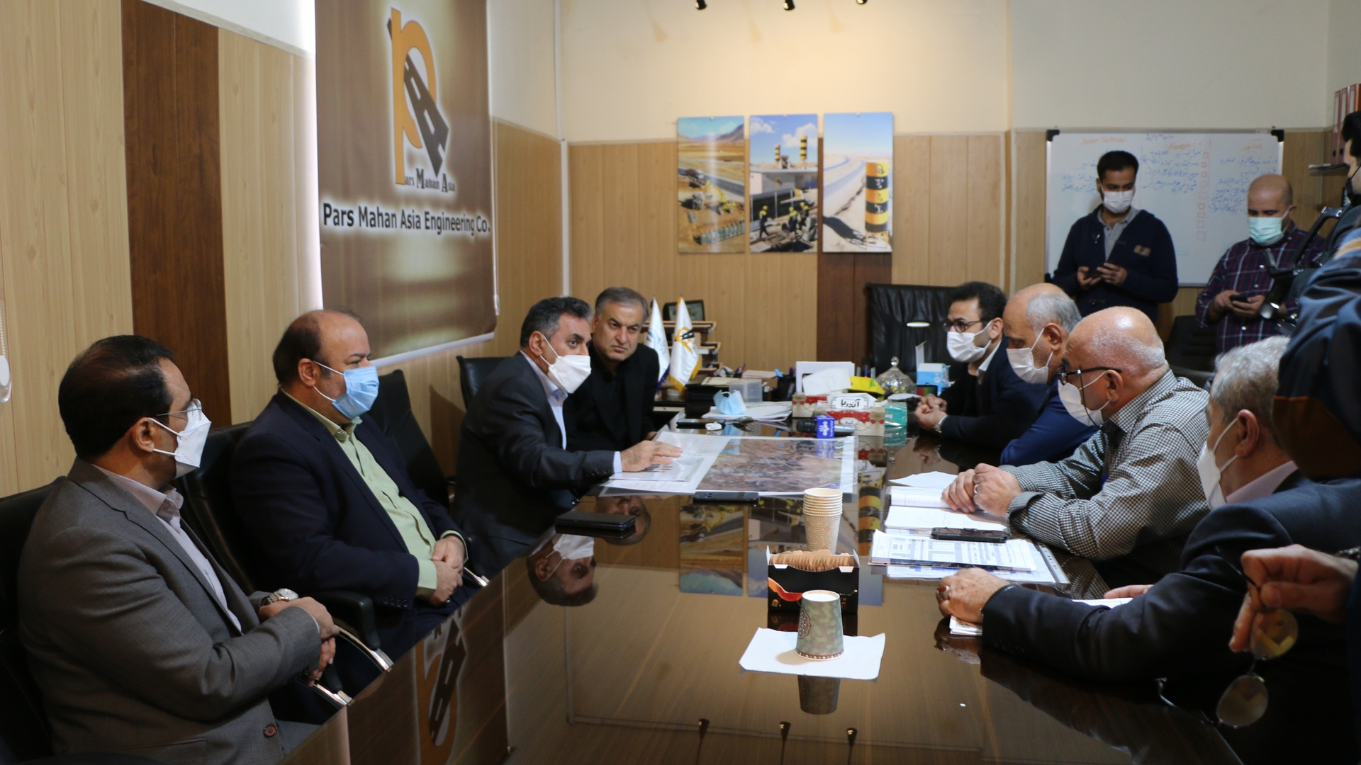 برگزاری جلسه بررسی وحل مشکلات احداث وتکمیل پروژه آزاد راه اراک -خرم آباد با حضور خادمی معاون وزیر و مدیرعامل شرکت ساخت وتوسعه زیربناهای حمل ونقل جاده ای