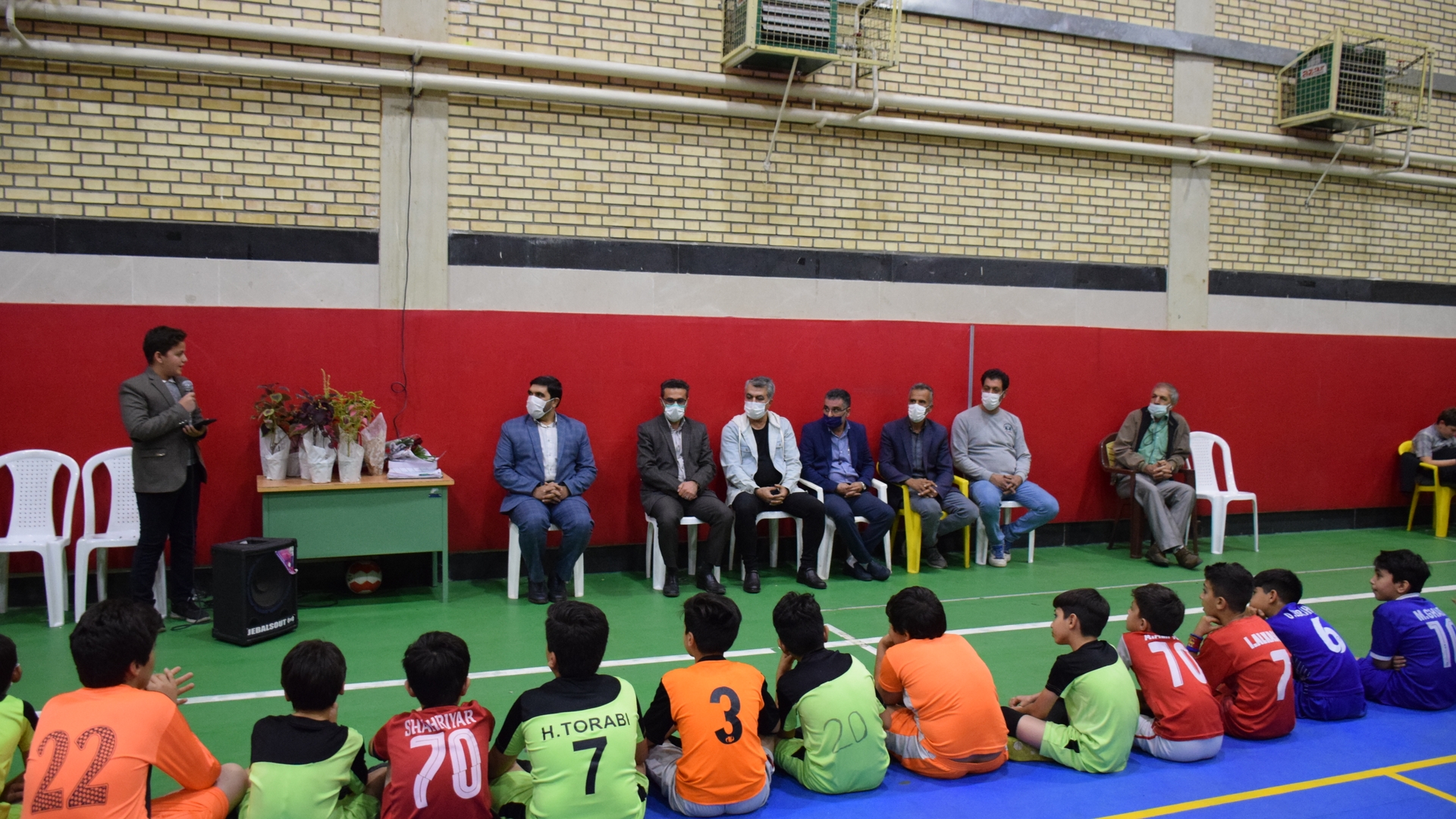 حضور ناظری فرماندار شهرستان محلات و ملک جانی معاون سیاسی، امنیتی و اجتماعی فرمانداری در جمع بازیکنان باشگاه فرهنگی ورزشی رشد به مناسبت روز نوجوان و تقدیر از مربیان پیشکسوت.