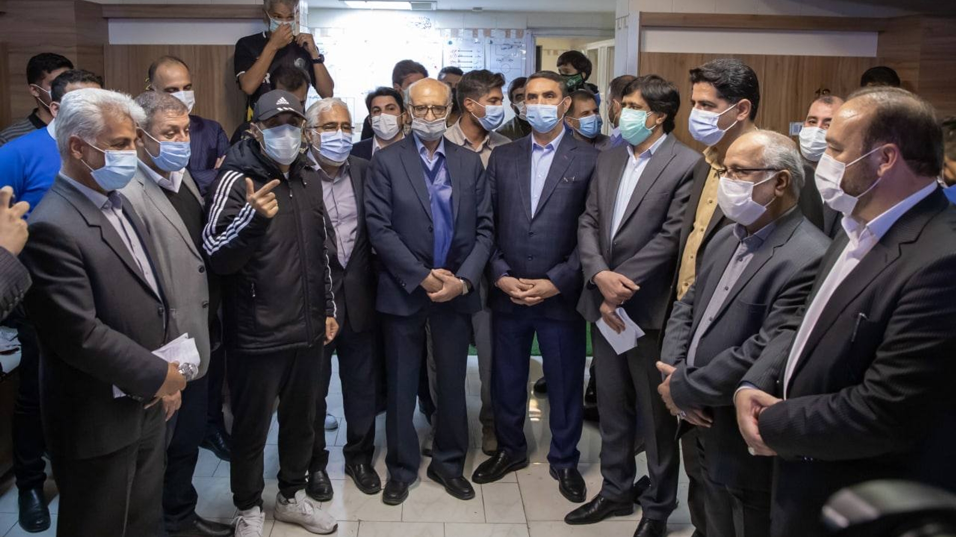 حضور آقازاده استاندار مرکزی و اكرمي معاون سياسي، امنيتي و اجتماعي استاندار در رختکن تیم فوتبال آلومینیوم اراك .