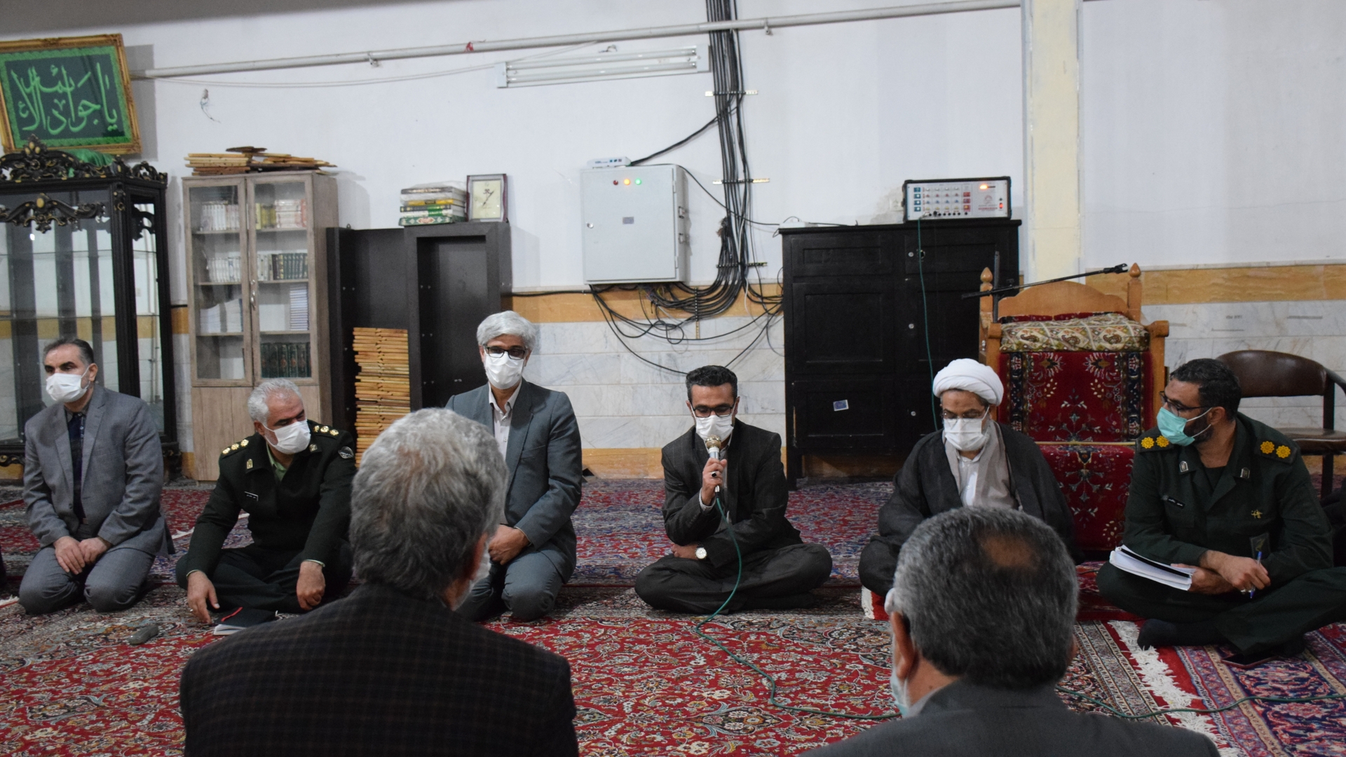 حضور ناظری فرماندار شهرستان محلات، امام جمعه محترم شهر محلات، معاونین فرماندار و بخشدار مرکزی محلات و مسئولین ادارات شهرستان در مسجد الجواد و برگزاری میز خدمت(پاسخگویی به سوالات همشهریان و رسیدگی به مشکلات آنان)