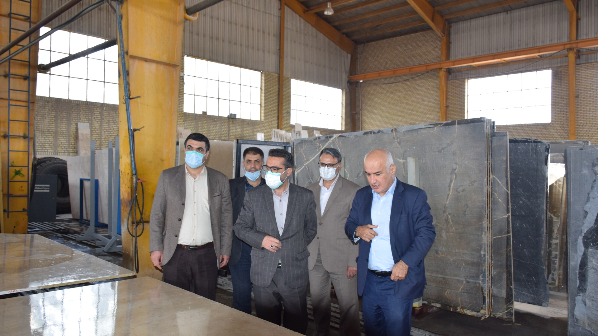 بازدید ناظری فرماندار شهرستان محلات و فیروزی معاون برنامه ریزی و هماهنگی امور عمرانی فرمانداری از کارخانه سنگ نیکسان