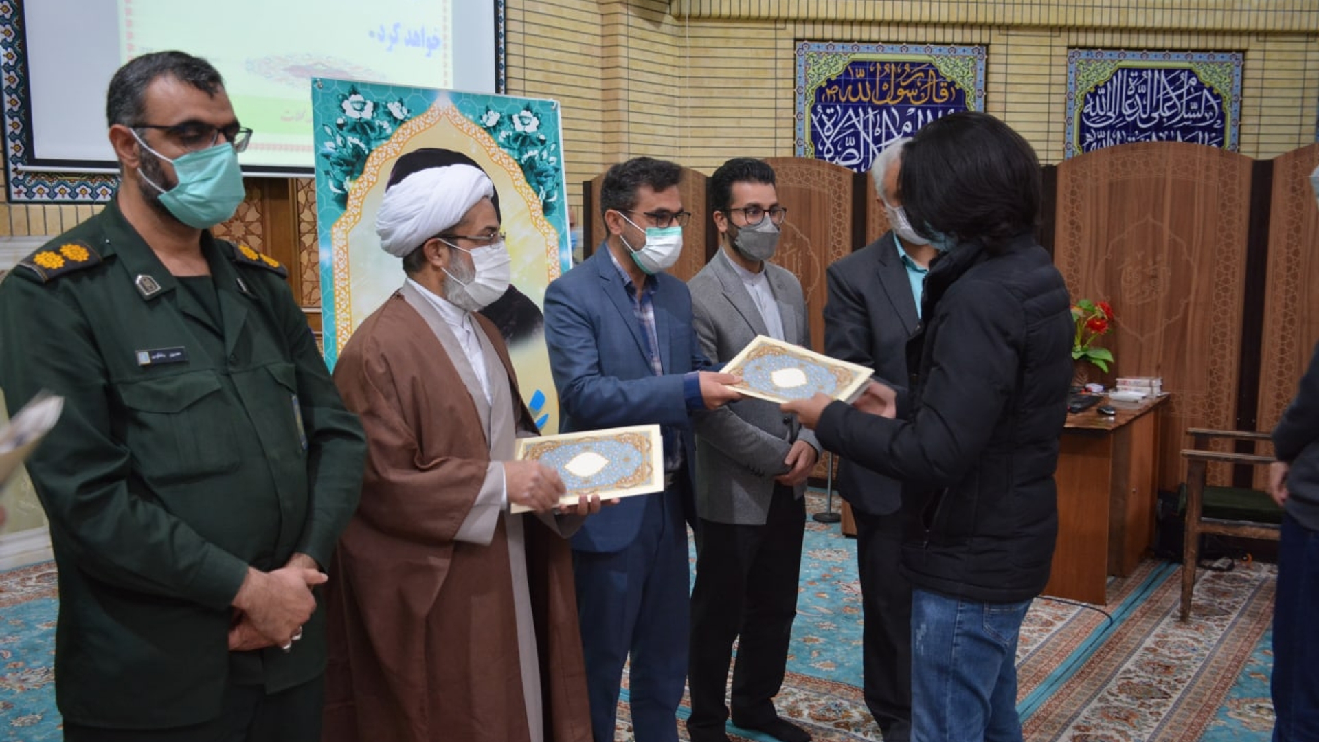 تجلیل از دانش آموزان منتخب بسیجی با حضور ناظری فرماندار شهرستان محلات پس از نماز عبادی سیاسی جمعه شهر محلات