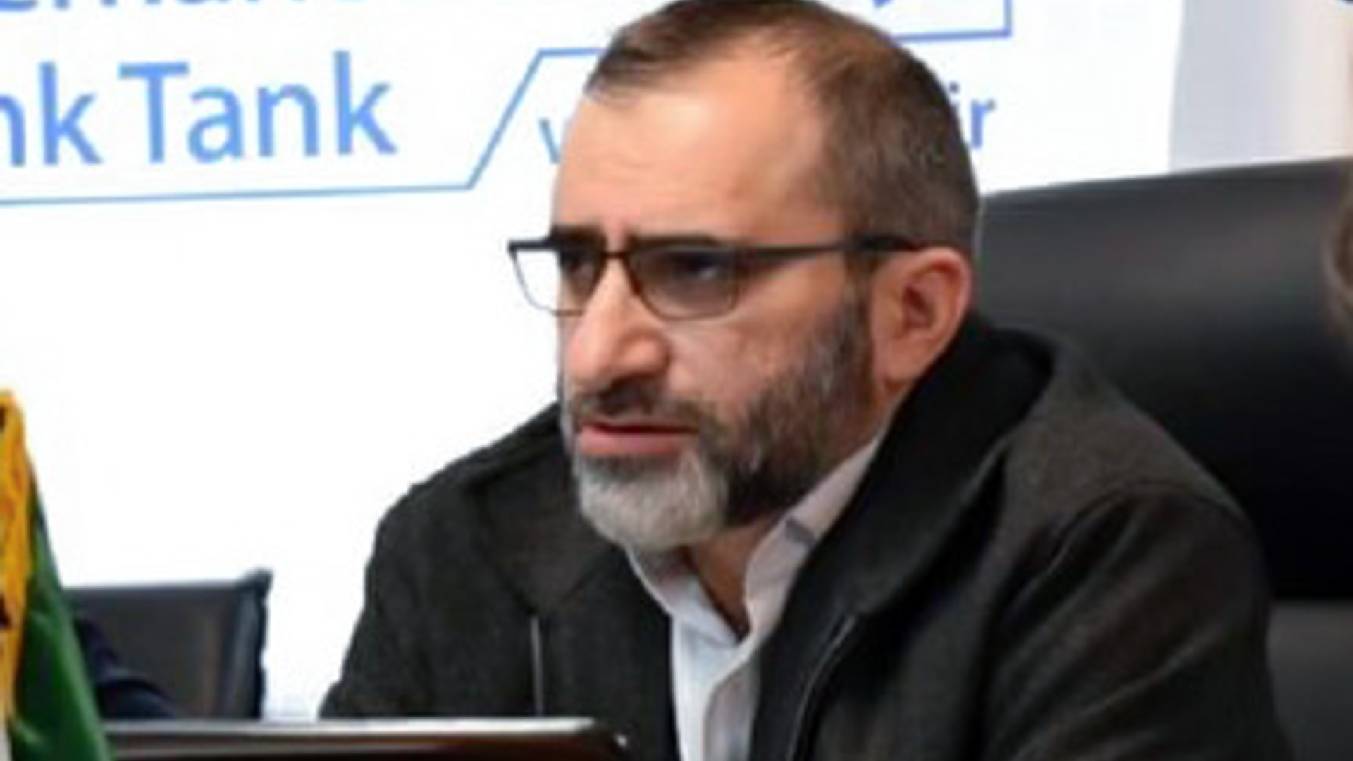 استاندار مرکزی نصب بنر تبریک را ممنوع کرد