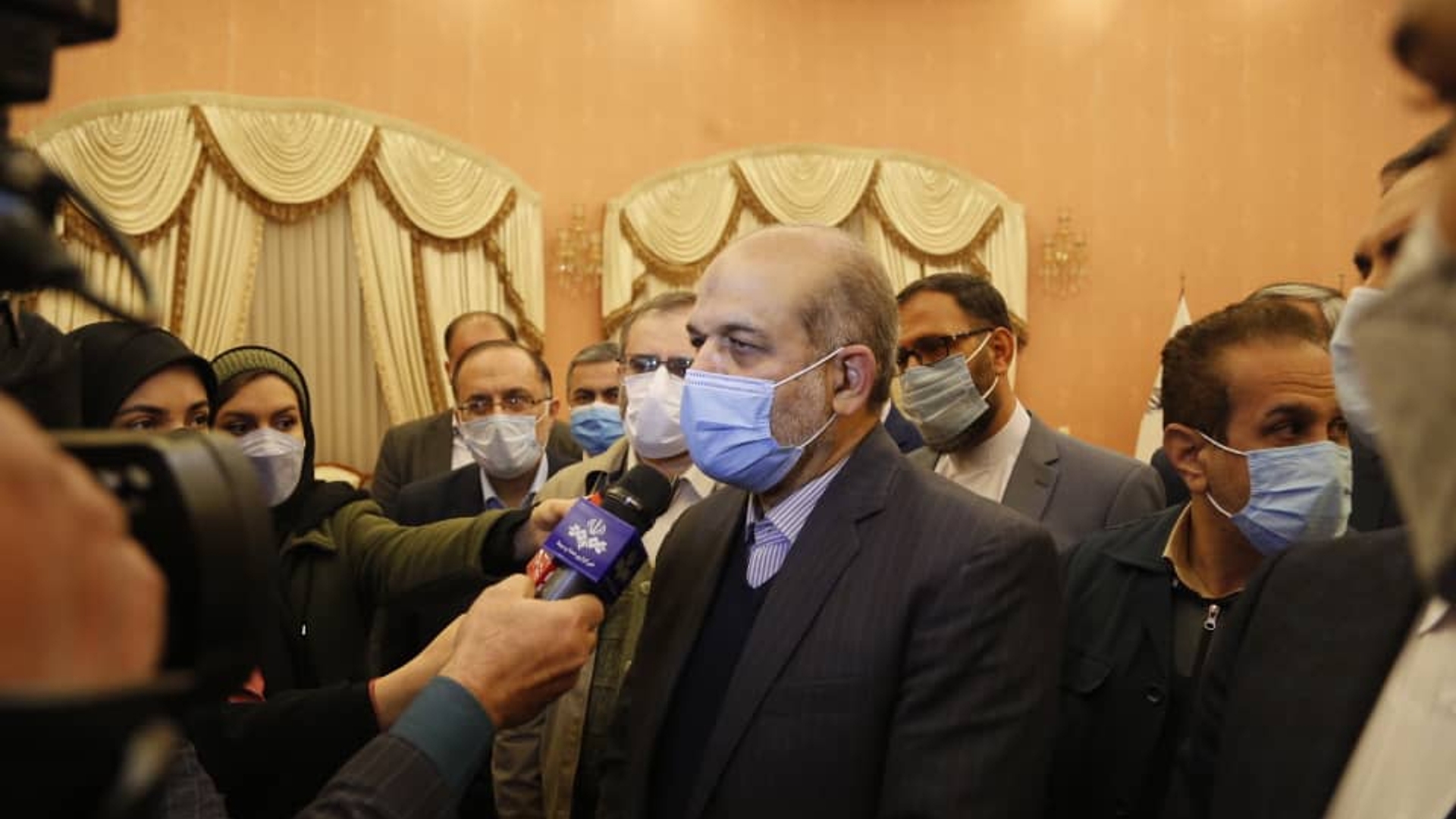 تمامی رده های مسئولیتی باید تمام وقت در اختیار مردم باشند