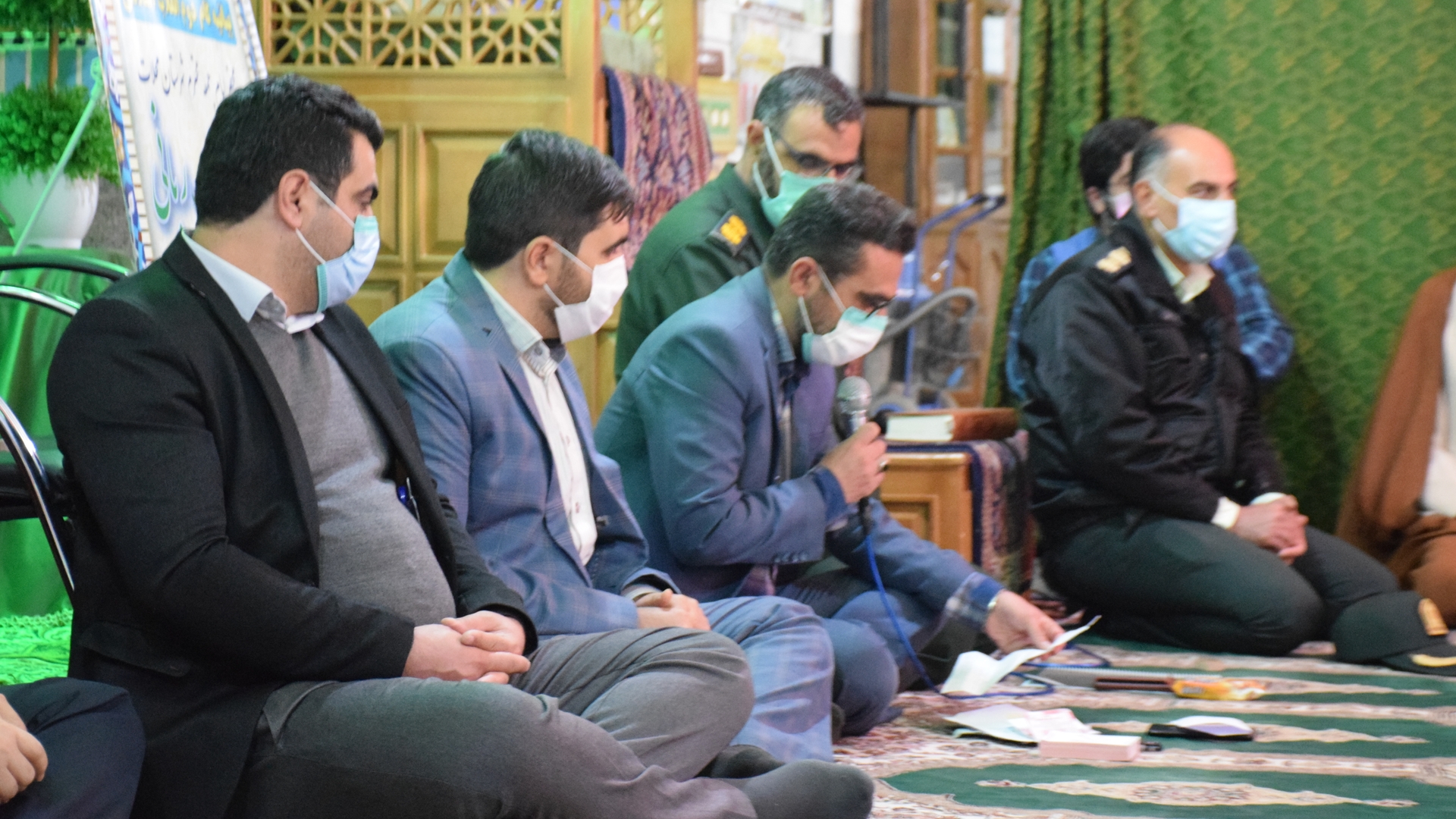 حضور ناظری فرماندار شهرستان محلات و معاونین فرماندار و دیگر مسئولین شهرستان در نماز مغرب و عشا مسجد جامع محلات و برگزاری میز خدمت (پاسخگویی به سوالات همشهریان و رسیدگی به مشکلات آنان)