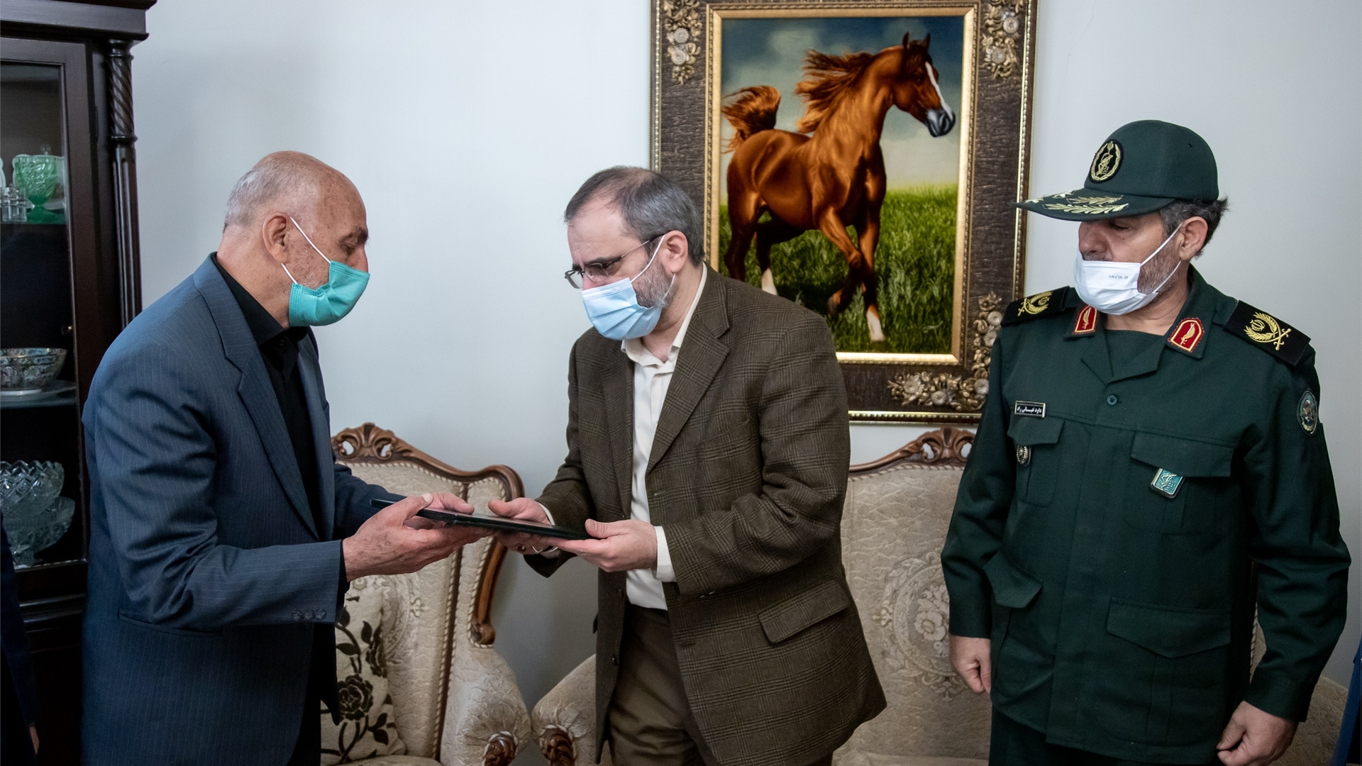 استاندار مرکزی  با خانواده شهدا و ایثارگران دیدار کرد