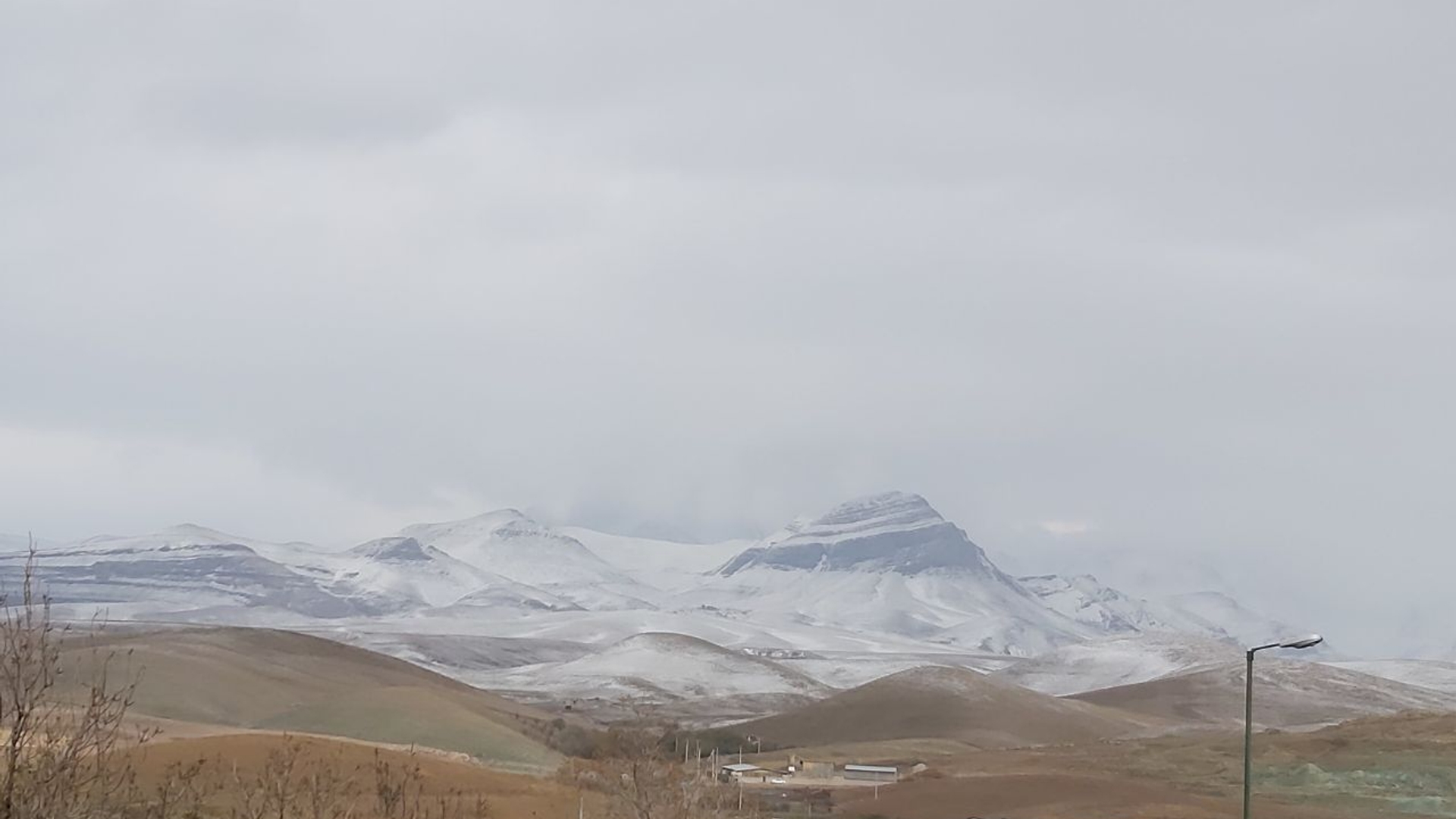 بارش زیبای اولین برف پائیزی در شهرستان آشتیان