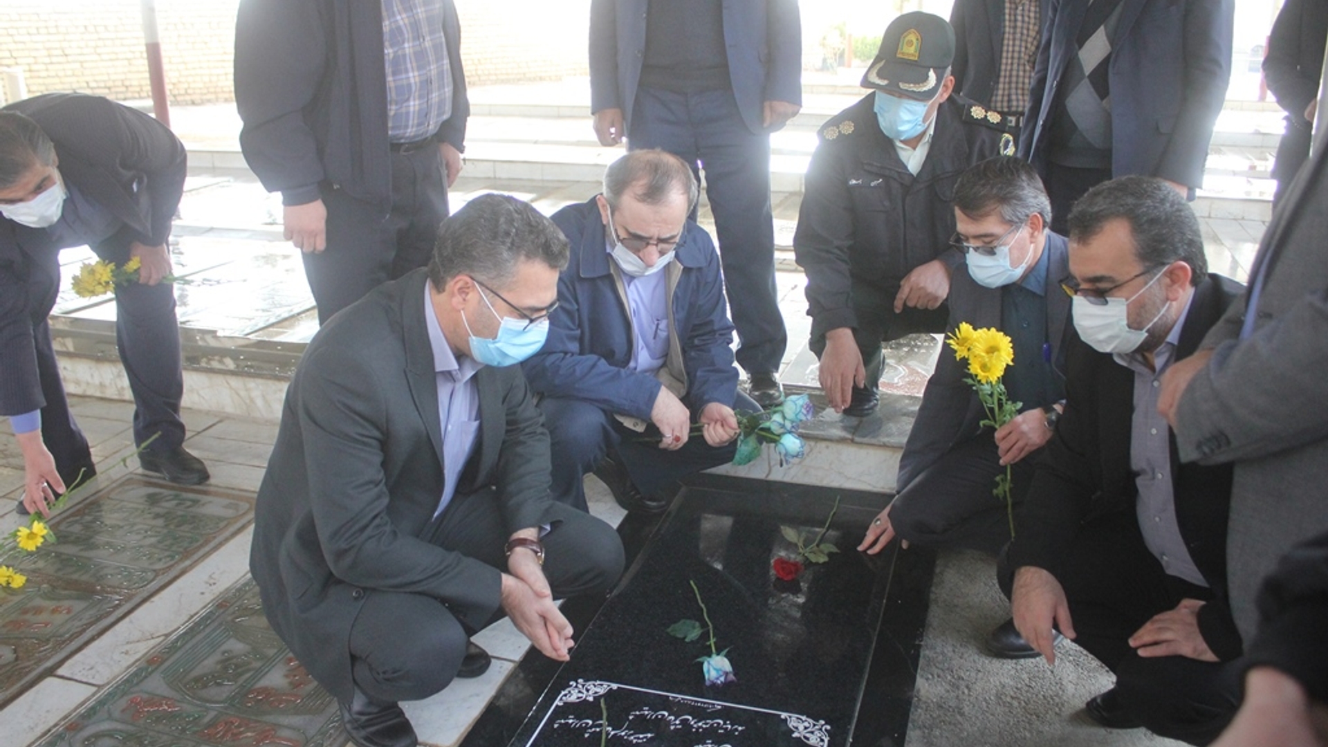 قبور مطهر شهدای شهرستان خمین گلباران شد .