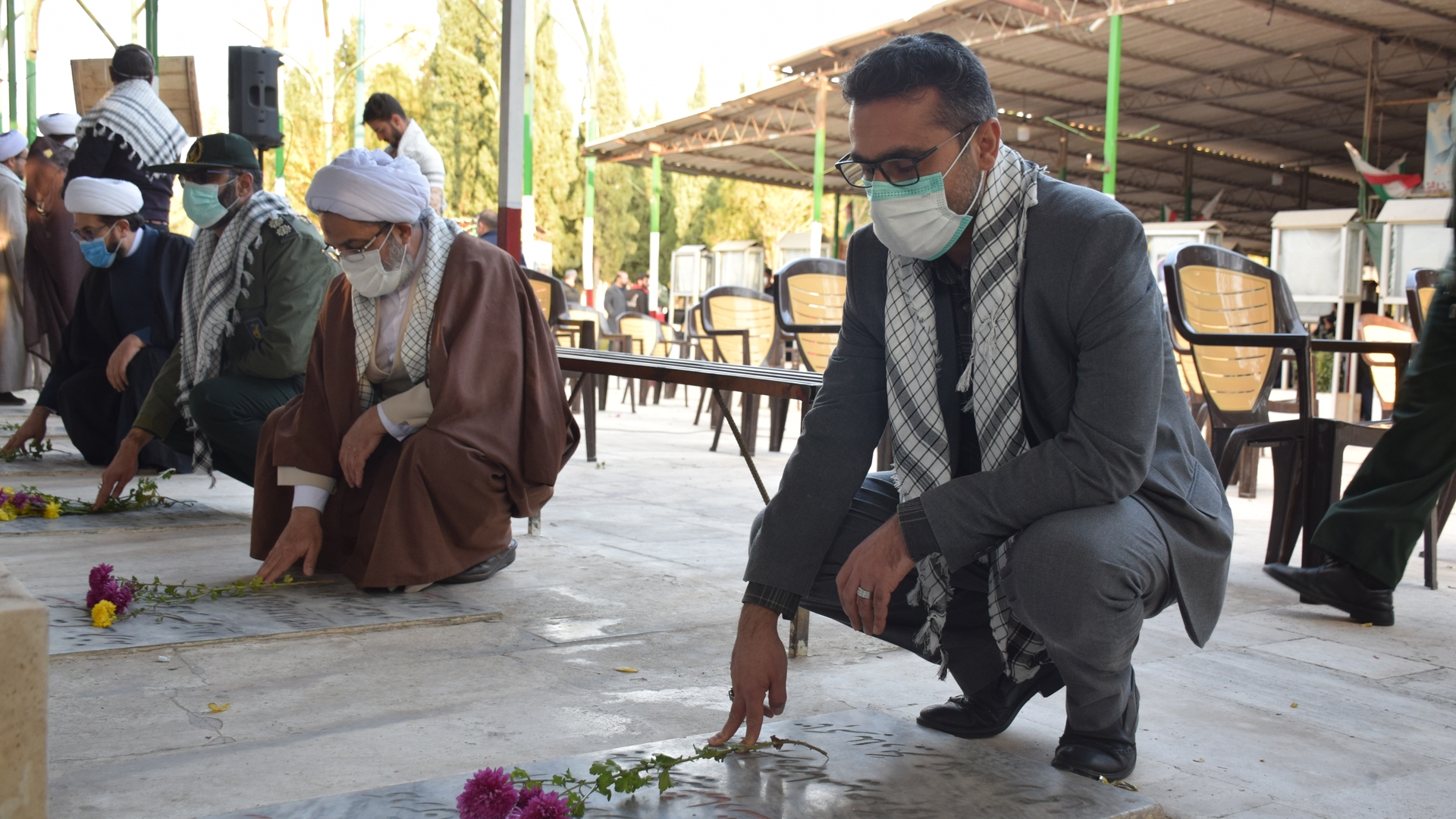 گلباران و عطر افشانی قبور مطهر شهدا به مناسبت فرا رسیدن هفته مبارک بسیج با حضور ناظری فرماندار شهرستان محلات