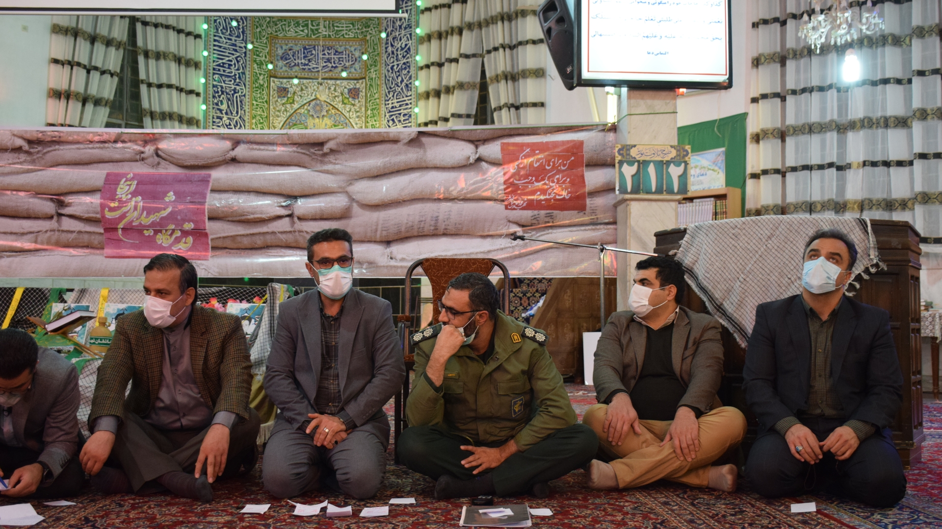 حضور ناظری فرماندار شهرستان محلات در نماز مغرب و عشا مسجد الحسین (ع) و برپایی میز خدمت (پاسخگویی به سوالات همشهریان و رسیدگی به مشکلات آنان)