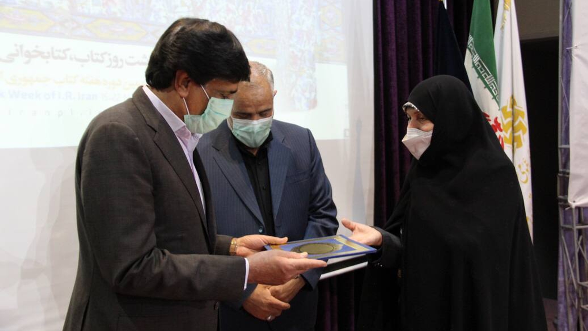 آیین تجلیل از کتابداران،كتاب خوانان و مروجان كتاب استان مركزي با حضور معاون سياسي،امنيتي و اجتماعي استاندار ، مديران و مسئولين مربوطه برگزار شد