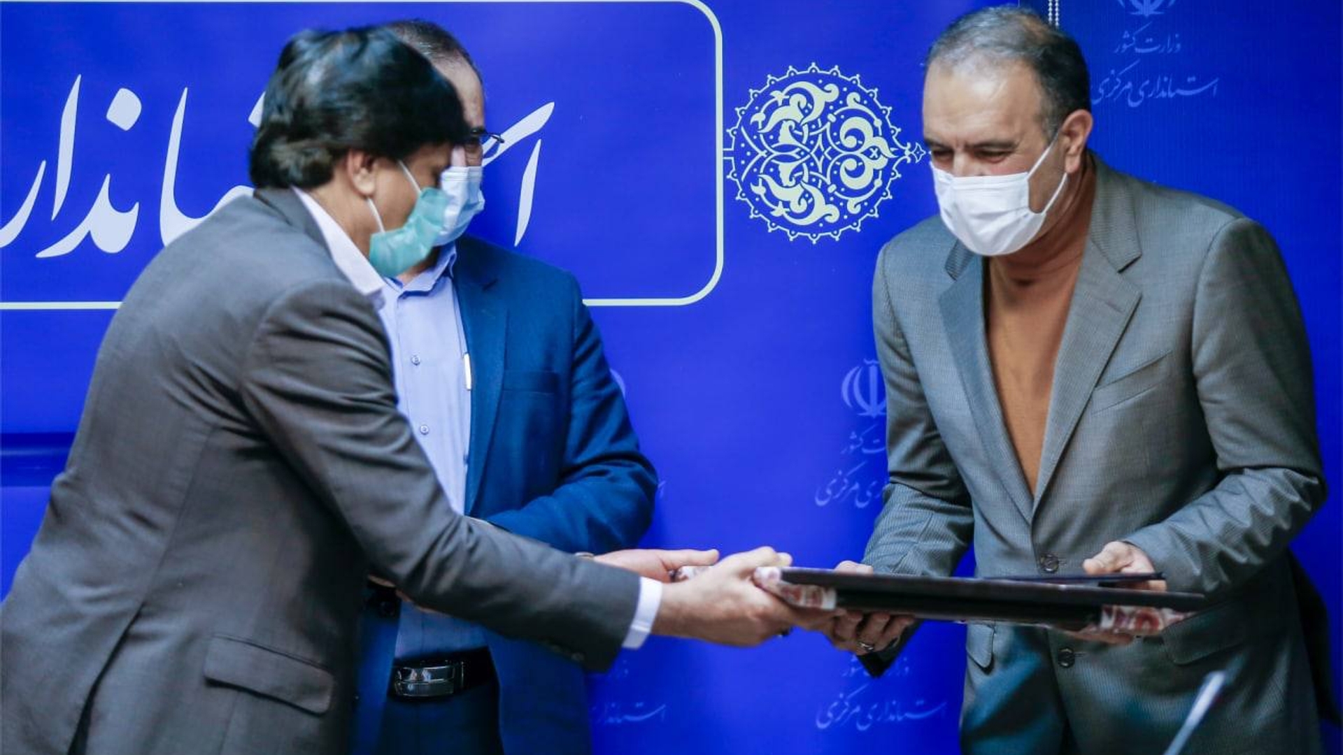 آيين تكريم و معارفه معاونين هماهنگي امور اقتصادي و توسعه مديريت و منابع استانداري مركزي با حضور استاندار،معاون سياسي،امنيتي و اجتماعي استاندار ، مديران،مسئولين و از طريق ارتباط ويدئو كنفرانس با حضور فرمانداران برگزار شد.