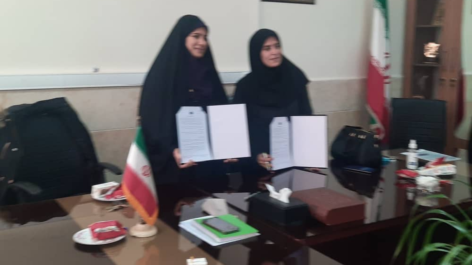 تفاهم نامه فی مابین دفتر امور زنان وخانواده استانداری ودانشکده اطهر اراک  انعقاد گردید