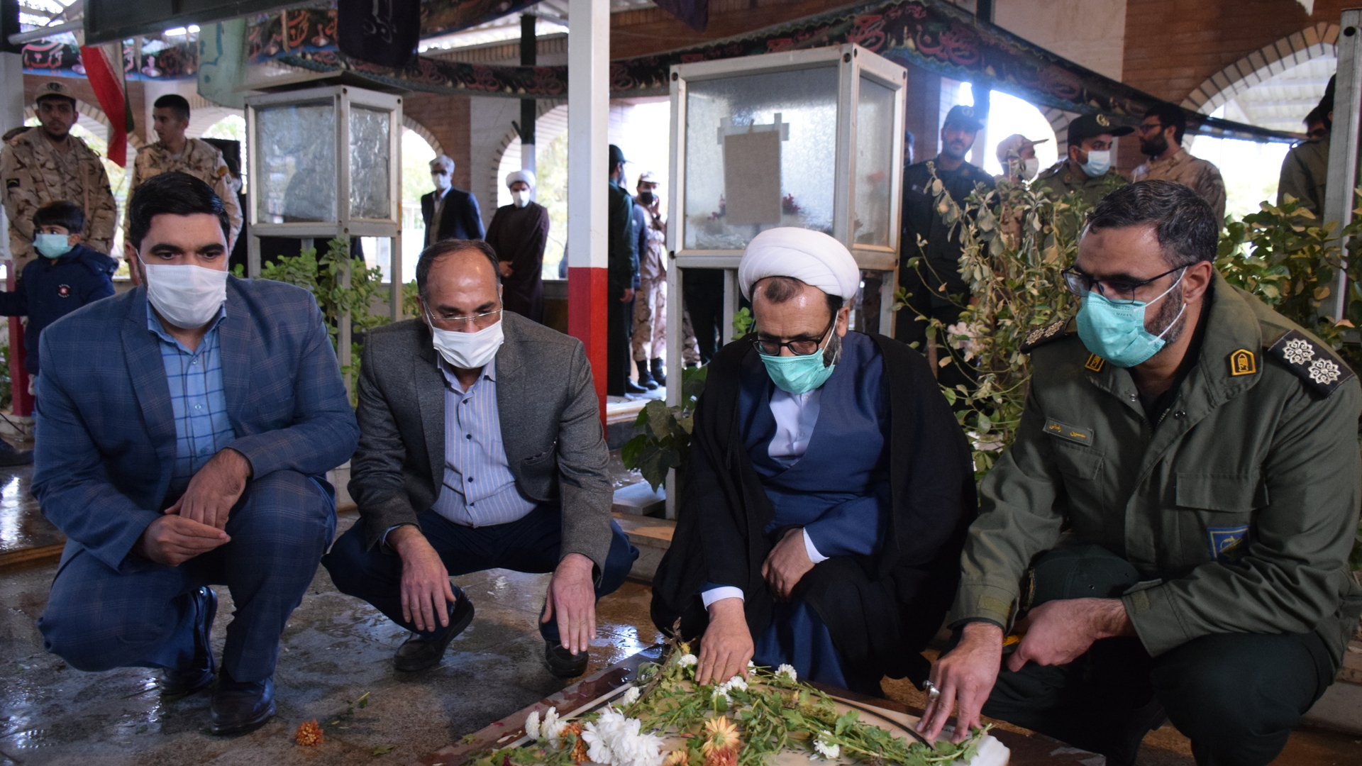 گلباران قبور مطهر شهدای محلات سفلیبه مناسبت هفته مبارک بسیج با حضور ملک جانی معاون سیاسی، امنیتی و اجتماعی فرمانداری برگزار شد.