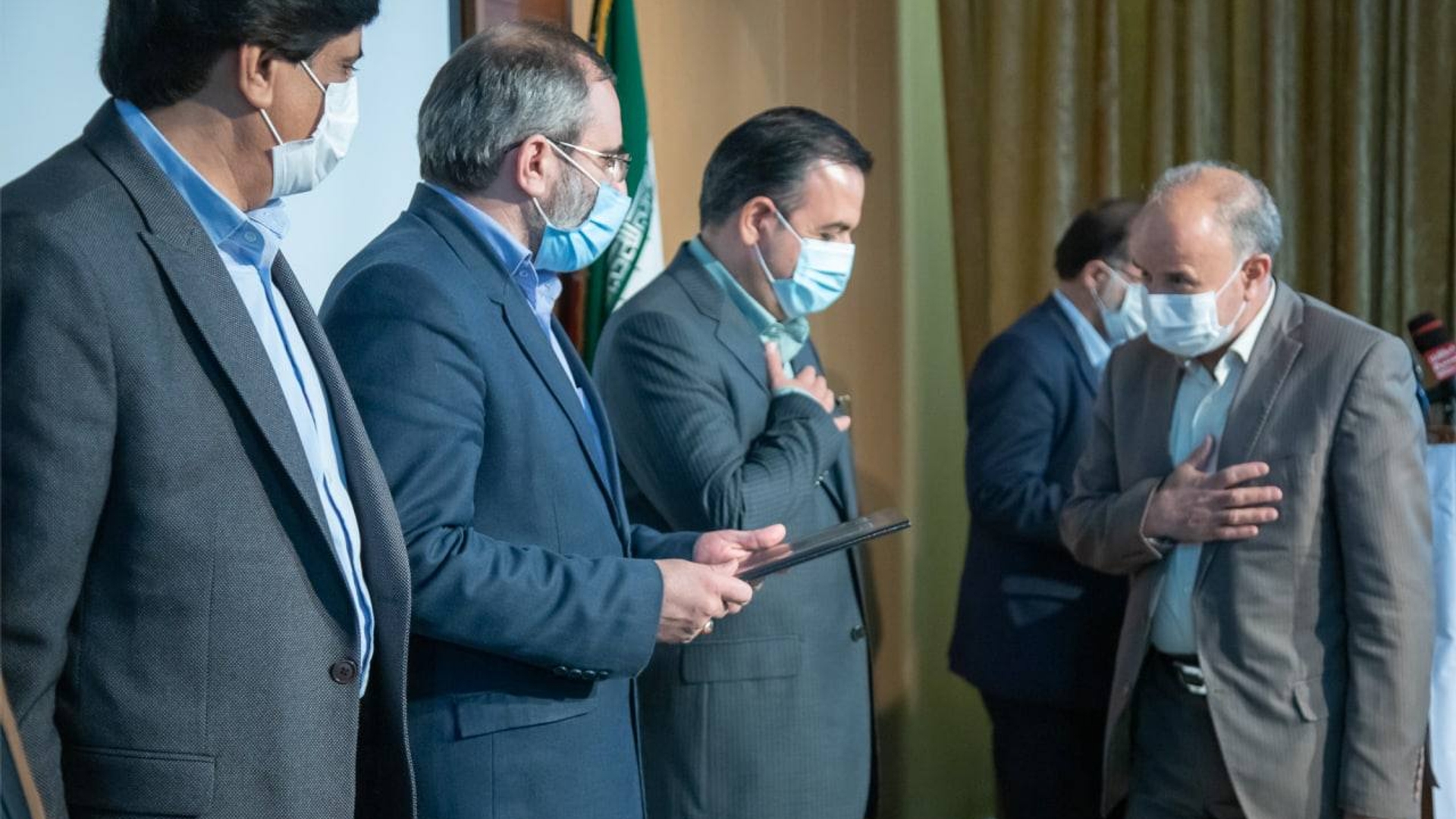 سرپرست فرمانداري اراك معرفي شد

📌آيين تكريم و معارفه فرماندار شهرستان اراك با حضور استاندار مركزي، معاونين استاندار، مديران و مسئولين مربوطه برگزار شد.
در اين آيين از خدمات حسين بختياري تقدير و امير هادي به عنوان سرپرست فرمانداري شهرستان اراك معرفي شد.