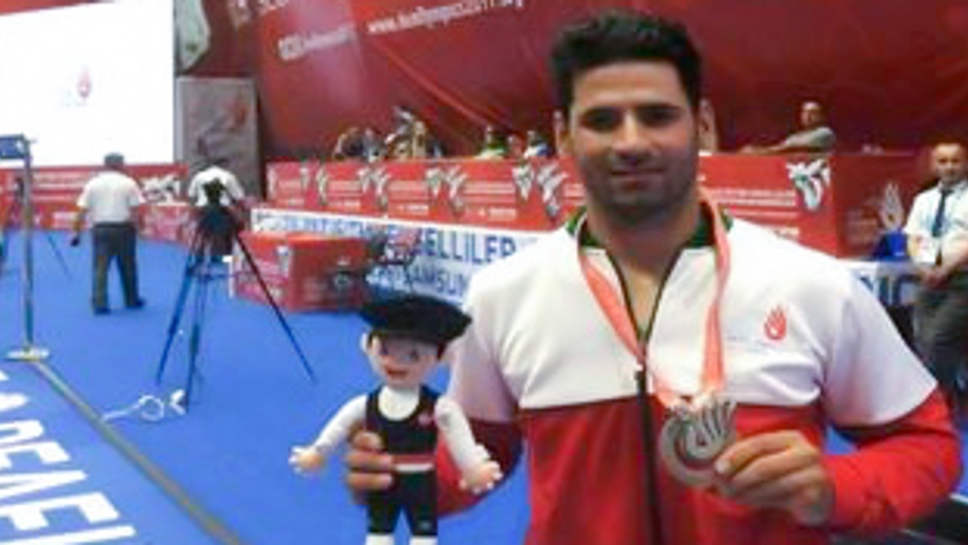 استاندار مرکزی  درخشش حسین تبرته فراهانی در رقابت های کاراته ناشنوایان را تبریک گفت