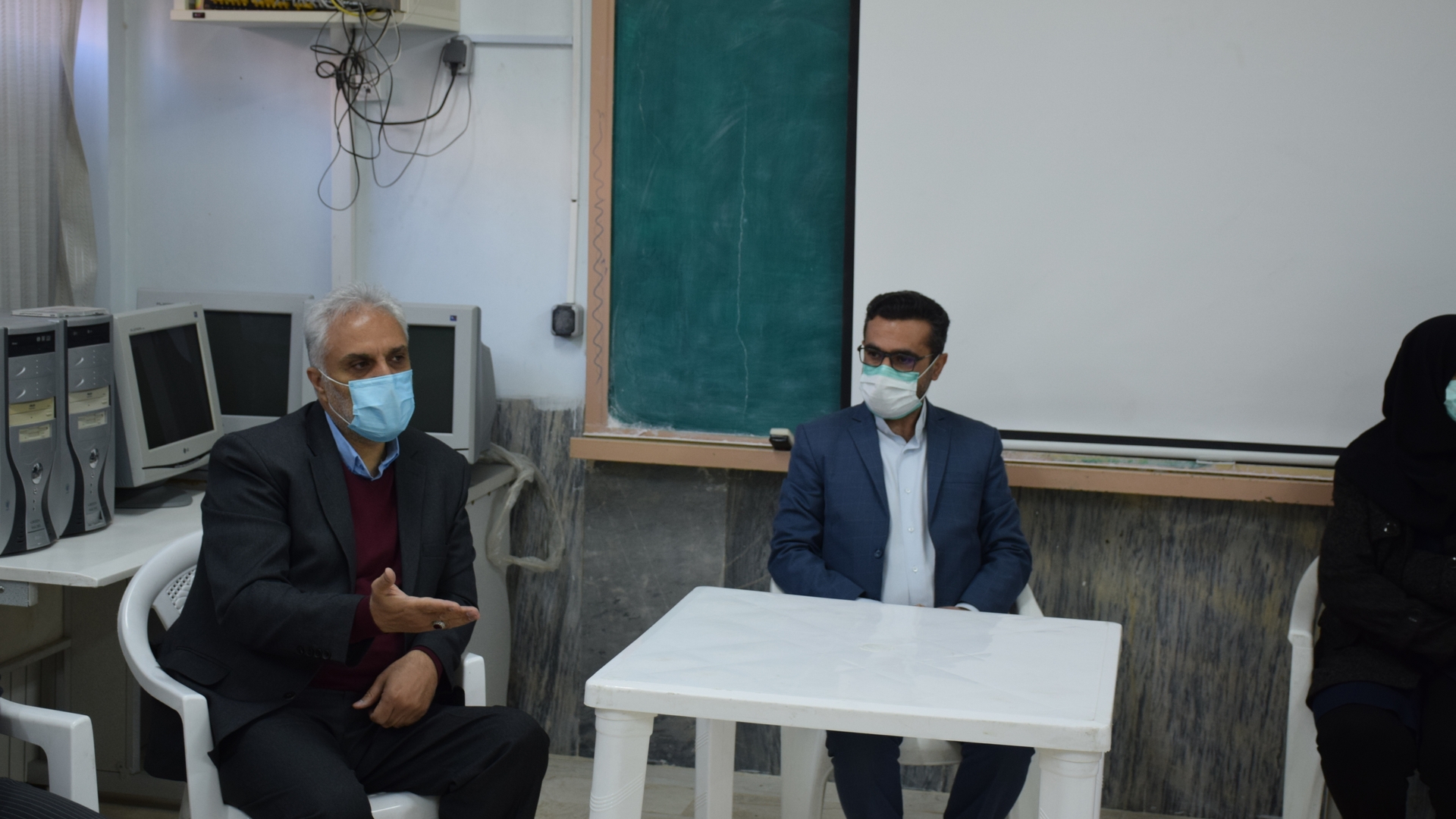 اولیای دانش آموزان دبیرستان نمونه تربیت با ناظری فرماندار شهرستان محلات دیدار و پیرامون مسائل و مشکلات گفتگو کردند.