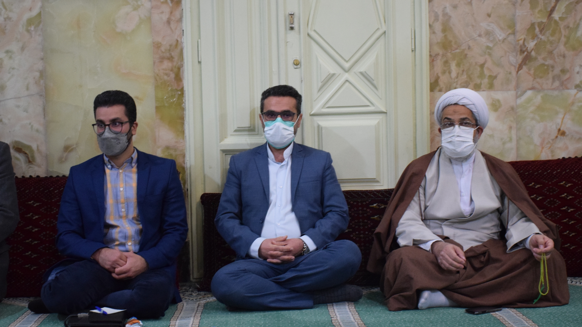 حضور ناظری فرماندار و دیگر مسئولین ادارات شهرستان محلات در نماز مغرب و عشا مسجد جامع محلات سفلی و برگزاری میز خدمت(پاسخگویی به سوالات همشهریان و رسیدگی به مشکلات آنان)