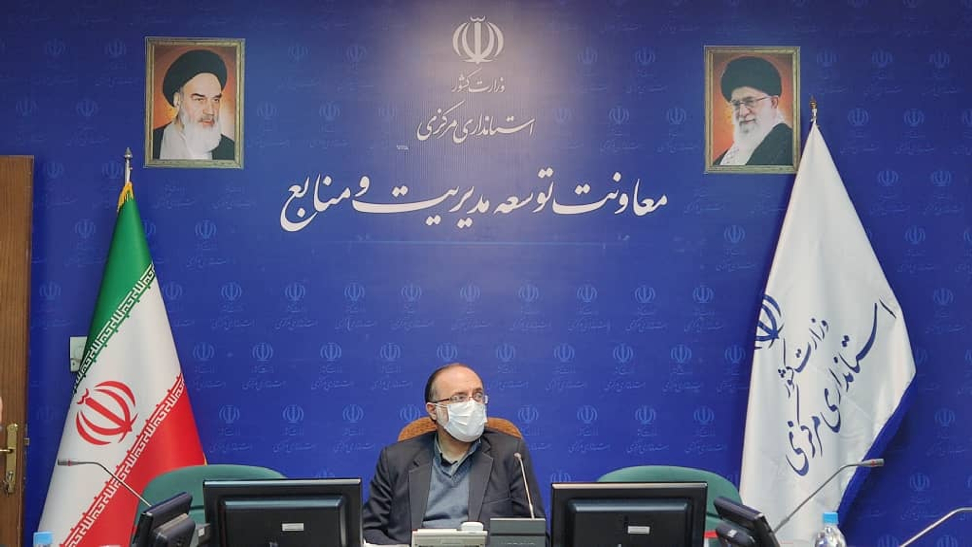 جلسه بررسی قراداد دفاتر تسهیل گری و توسعه محلی در شهرشتان های اراک و ساوه  به ریاست آل یاسین سرپرست معاونت توسعه مدیریت و منابع استانداری و باحضور مدیران کل امور اداری و مالی و امور اجتماعی ، معاونین و کارسناسان دفاتر مذکور برگزار شد.