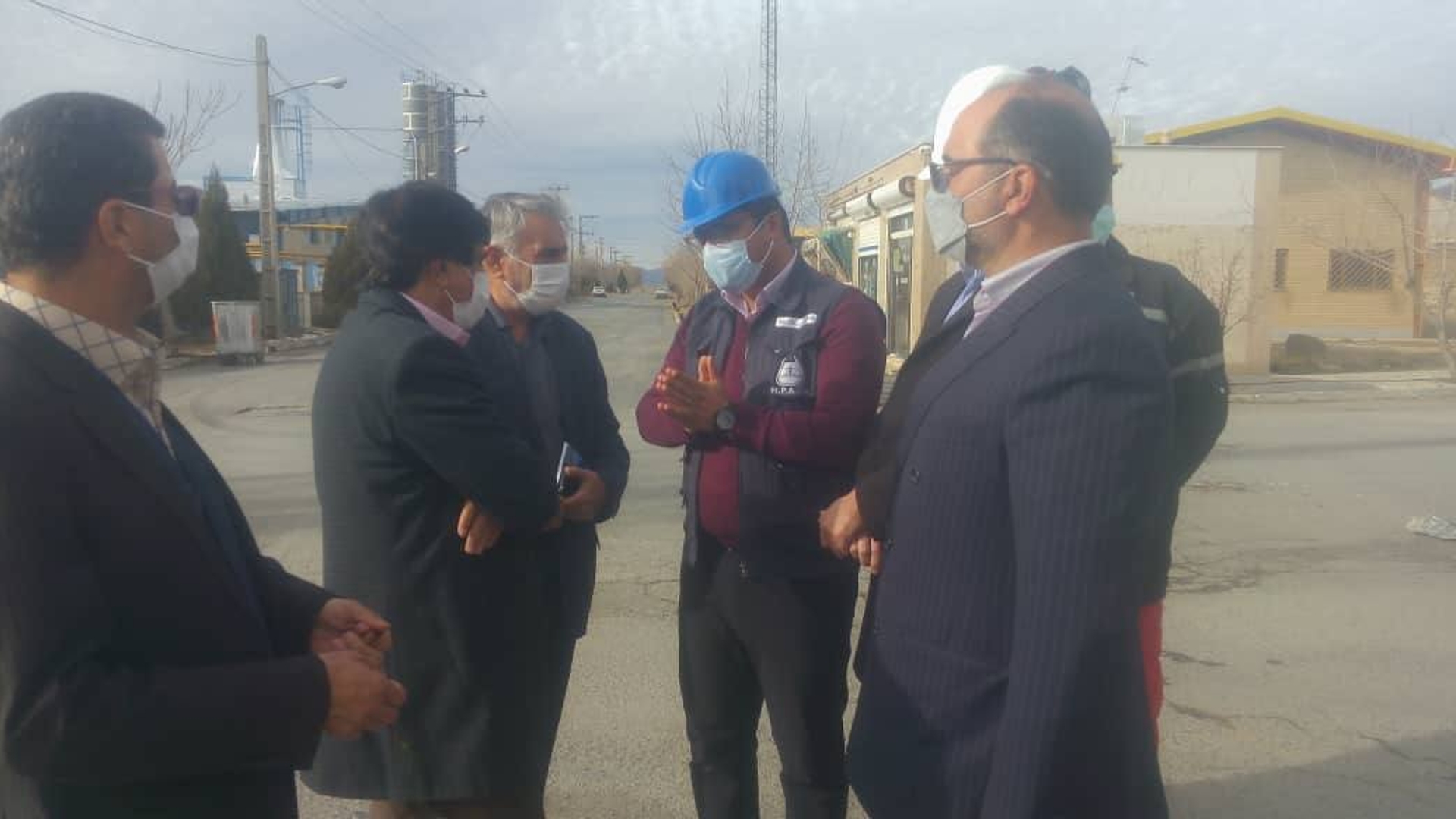 بازديد معاون سياسي، امنيتي و اجتماعي استاندار مركزي و مديران همراه از شركت حلال پويان تولید کننده حلال های شیمیایی در شهرك شهيد بابايي شهرستان شازند