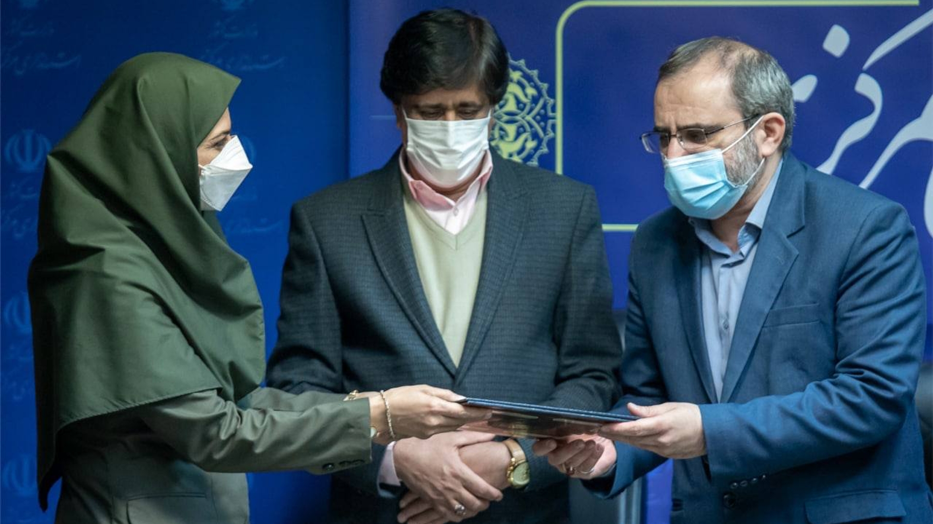 آیین تکریم و معارفه مدیران سیاسی، حراست و حوزه استاندار استانداری مرکزی

🔹با حضور استاندار مرکزی ، معاونین استاندار ، مدیران و مسئولین مربوطه ، آیین تکریم از زحمات مدیران کل سیاسی و حراست استانداری مرکزی و معارفه سرپرست دفتر امور سیاسی، انتخابات و تقسیمات کشوری، سرپرست اداره کل حراست، مدیرکل حوزه استاندار و معاون اجرایی دفتر استاندار یکشنبه ۱۴ آذر ۱۴۰۰ در سالن جلسات استانداری مرکزی برگزار شد