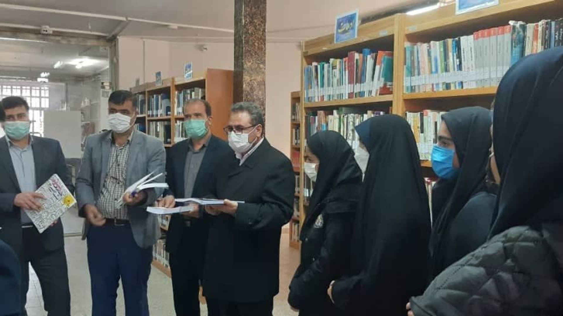 به مناسبت هفته کتاب و کتابخوانی و باحضور مهندس خزائی پور فرماندار خنداب، شهردار واعضای شورای اسلامی شهر و مسئول کتابخانه های عمومی شهرستان تعداد ۱۴۰ جلد کتاب با ارزش ده میلیون تومان توسط خیرین به کتابخانه عمومی معراج شهر خنداب اهداء شد.