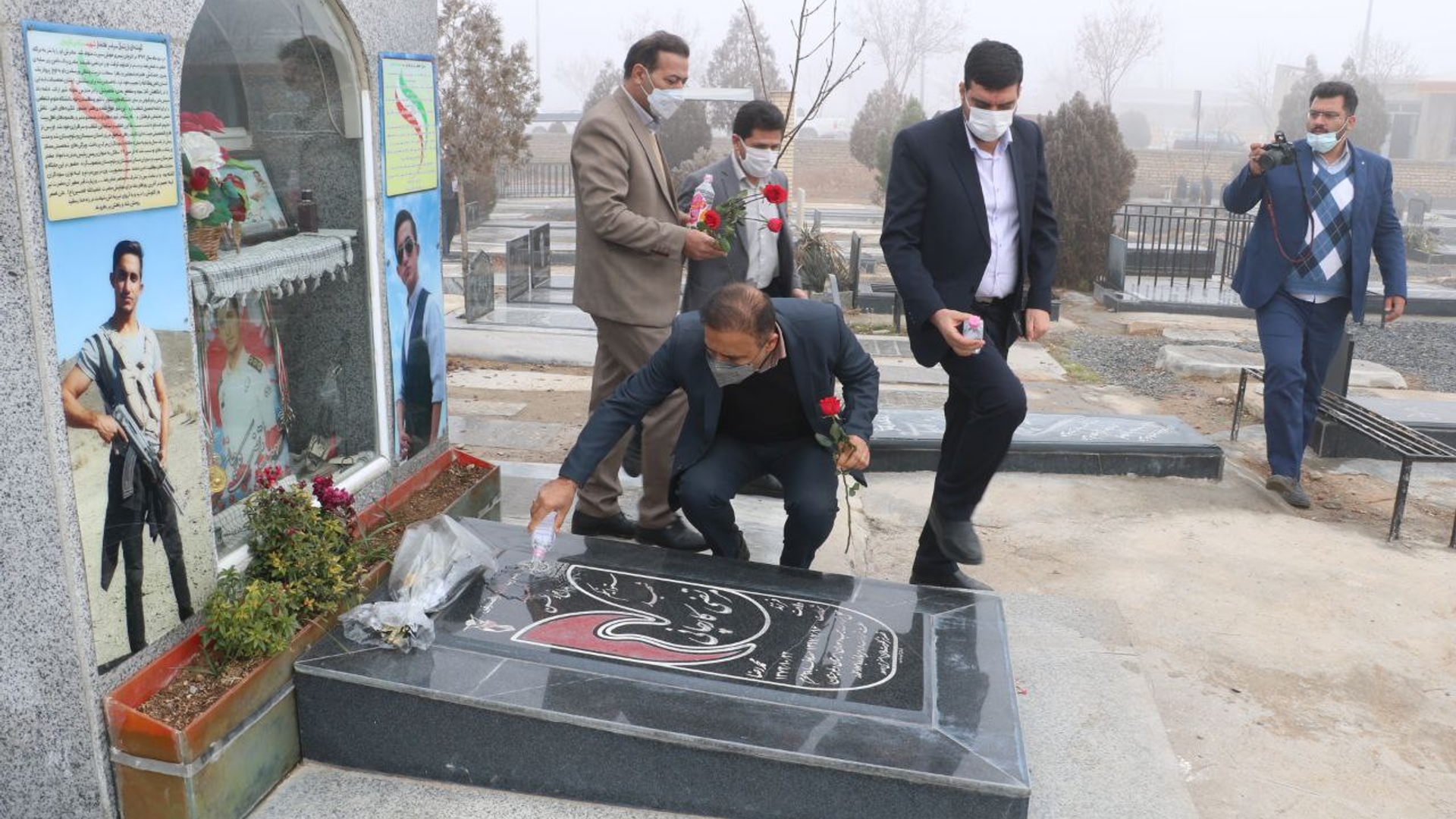 صبح  چهارشنبه ۱۴۰۰-۹-۱۷  مهندس امیر هادی سرپرست فرمانداری شهرستان اراک به همراه روسا و مسئولین ادارات با حضور در  گلزار  شهدای شهرکارچان از مقام شامخ شهدا تجلیل به عمل آوردند .