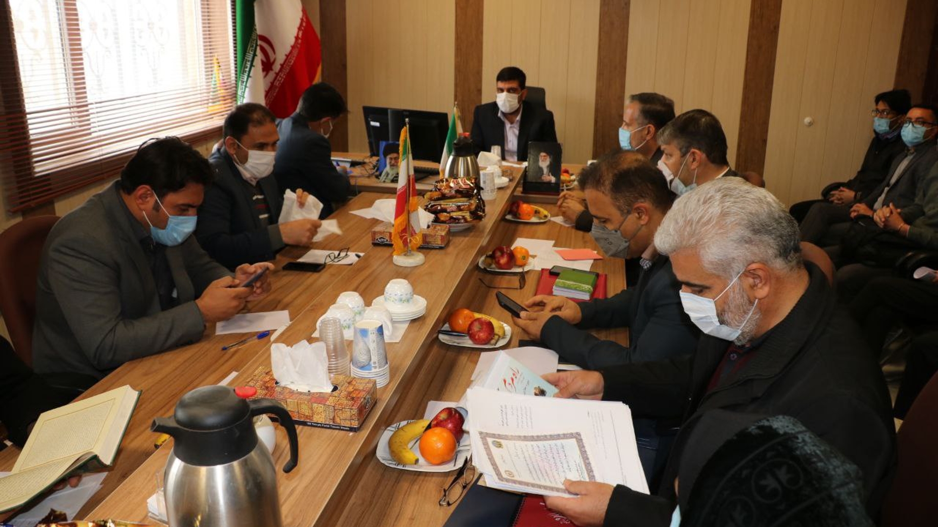 مهندس هادی سرپرست فرمانداری اراک،خدمت رسانی به مردم  و پیگیری مسایل و مشکلات وظلایف ماست با اولویت بندی براساس اهمیت و درنظر گرفتن شرایط اقتصادی کشور انشاالله با کمک یکدیگر چهار مشکل اصلی را تاحصول نتیجه پیگیری می‌کنیم مدیران در این زمینه کوتاهی نکنند.