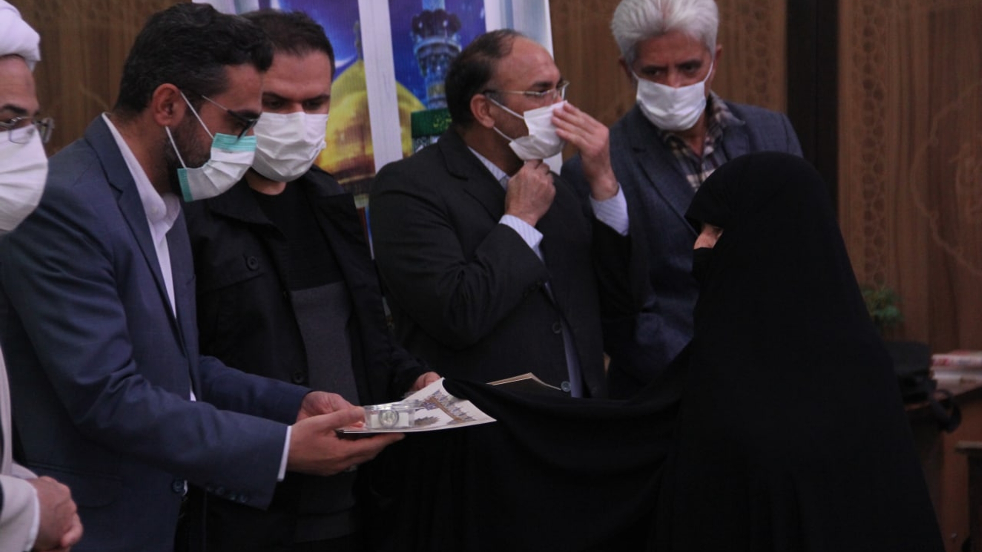 بمناسبت سالروز میلاد حضرت زینب (س) اهداء ۱۸ سند افتخاری خرید یک متر زمین صحن مطهر حضرت زینب (س) که در طرح توسعه حرم اباعبدالله الحسین علیه السلام در کربلای معلا خریداری شده به خانواده های معظم شهدا،نمازگزاران مساجد و خیرین شهر محلات با حضور ناظری فرماندار شهرستان محلات و دیگر مسئولین در مراسم نمازجمعه شهر محلات