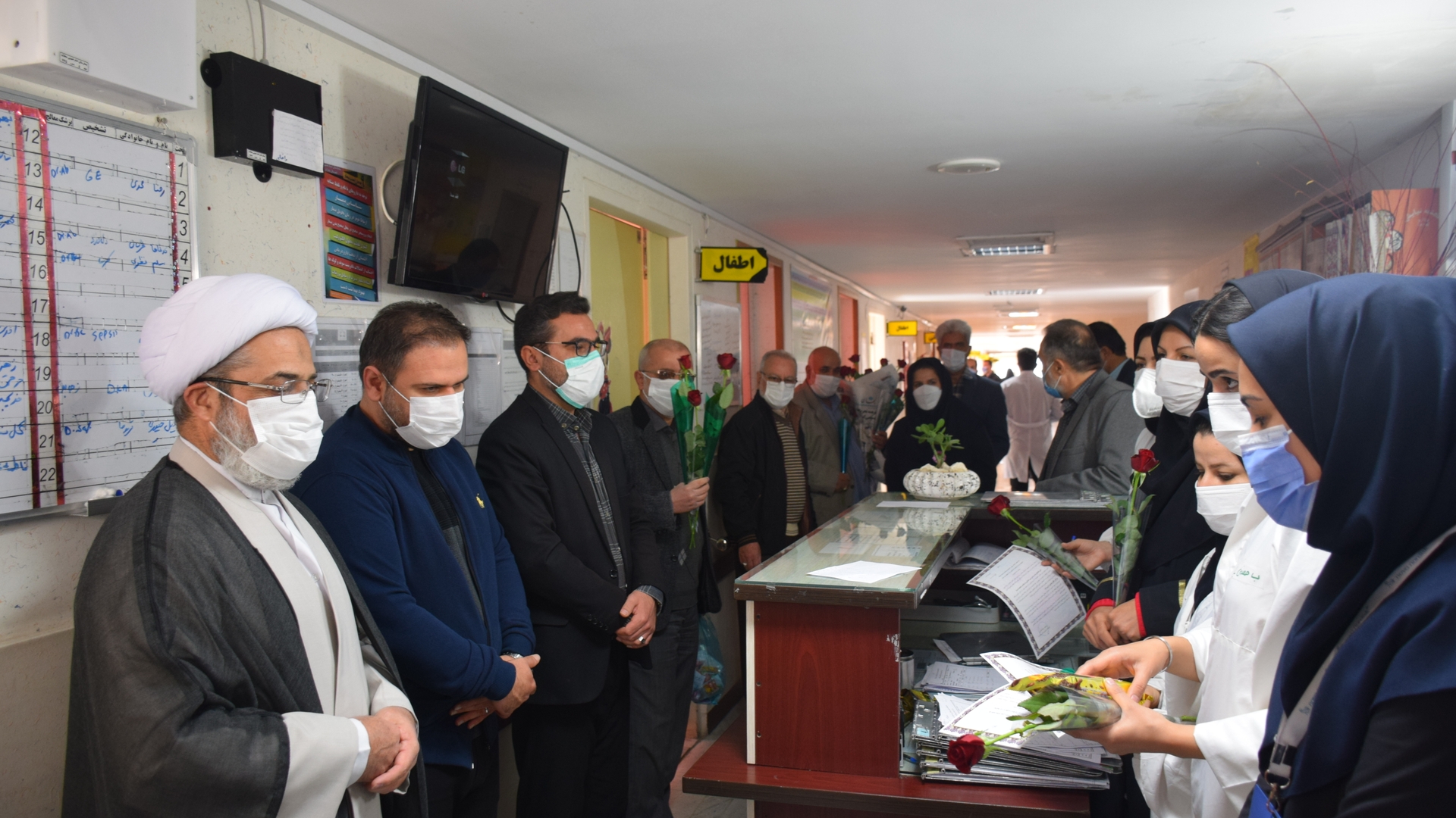 تقدیر از پرستاران بیمارستان امام خمینی (ره) محلات به مناسبت فرا رسیدن ولادت با سعادت حضرت زینب (س) و روز پرستار با حضور ناظری فرماندار شهرستان محلات برگزار شد.