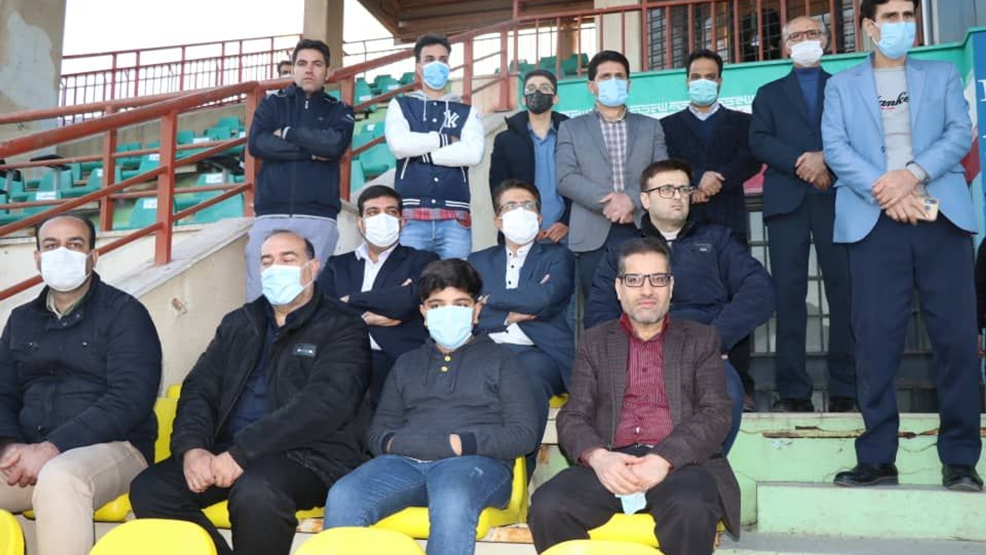 مهندس امیر هادی سرپرست فرمانداری شهرستان اراک وهیات همراه عصر جمعه با حضور در ورزشگاه امام خمینی (ره) بازی تیم های آلومینیوم اراک و فجر سپاسی شیراز را از نزدیک تماشا کرد