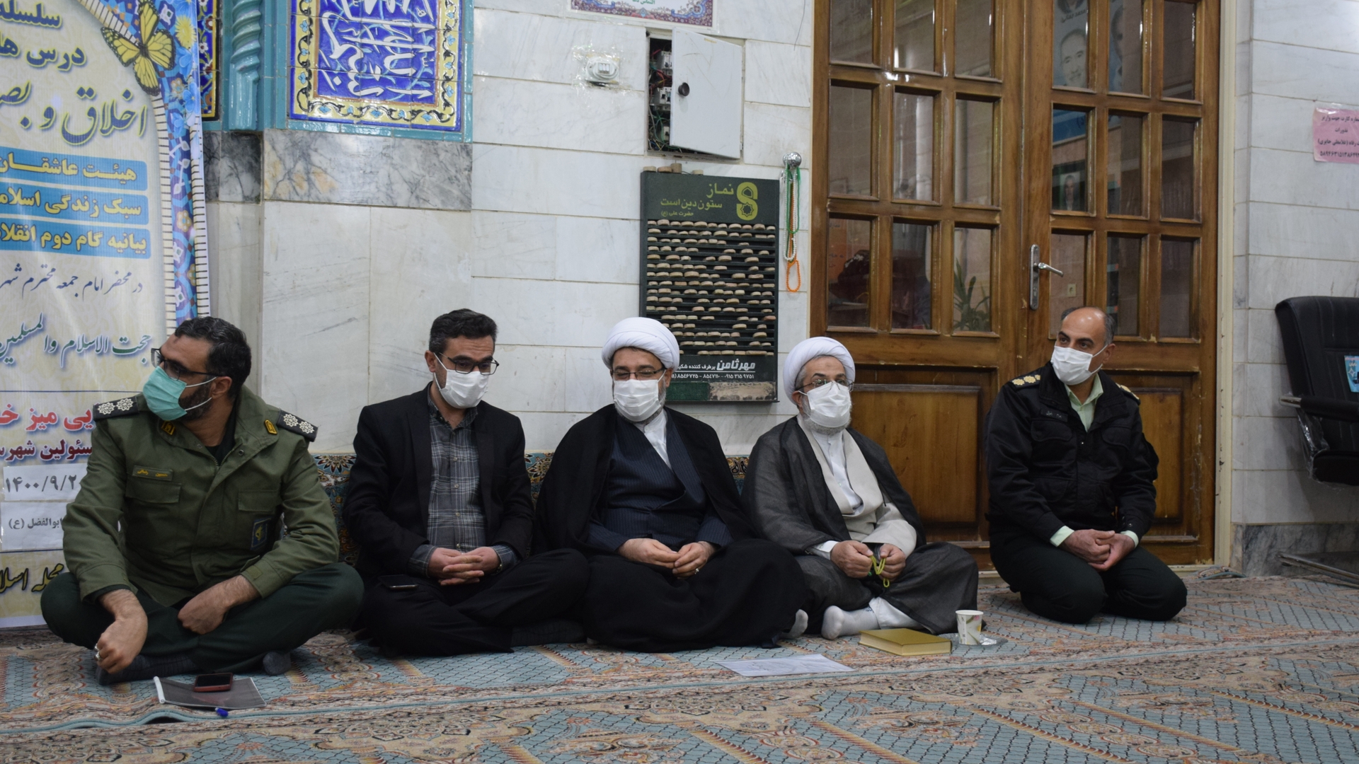 حضور ناظری فرماندار شهرستان محلات، حجت الاسلام والمسلمین دکتر ربانی امام جمعه شهر محلات و دیگر مسئولین ادارات شهرستان در نماز مغرب و عشا مسجد حضرت ابوالفضل (ع) و برگزاری میز خدمت (پاسخگویی به سوالات همشهریان و رسیدگی به مشکلات آنان)