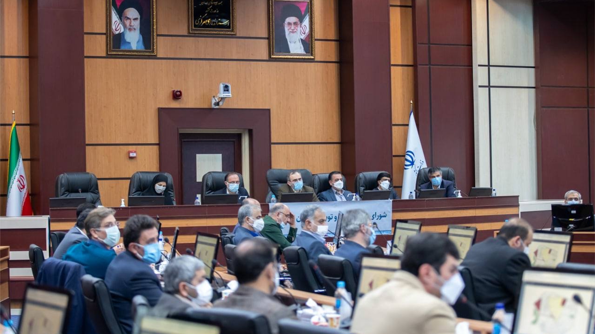 جلسه شورای برنامه ریزی و توسعه استان به ریاست استاندار مرکزی و با حضور معاونین استاندار ، مديران كل و مسئولين مربوطه از طریق ویدئو کنفرانس با حضور فرمانداران و اعضاي مربوطه برگزار شد