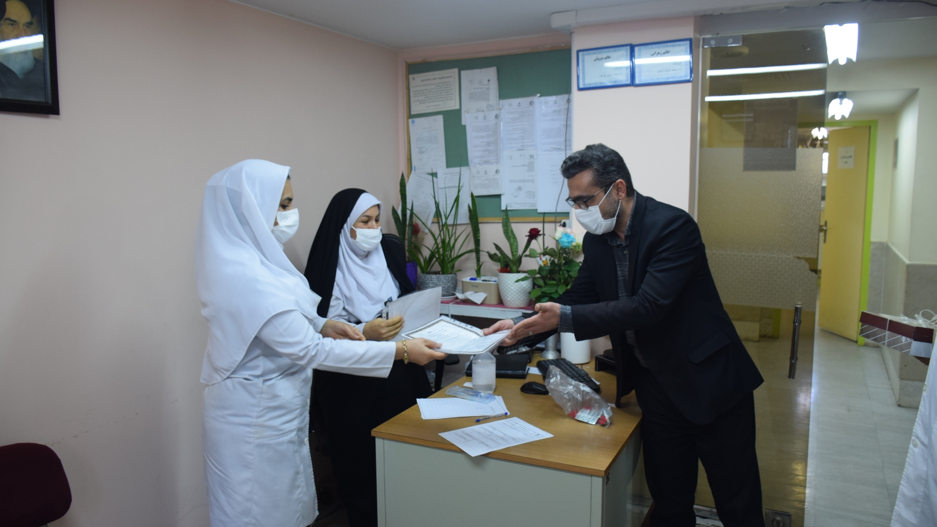 حضور ناظری فرماندار شهرستان محلات در درمانگاه تامین اجتماعی وتقدیر از پرستاران این درمانگاه به مناسبت ولادت با سعادت حضرت زینب (س) و روز پرستار