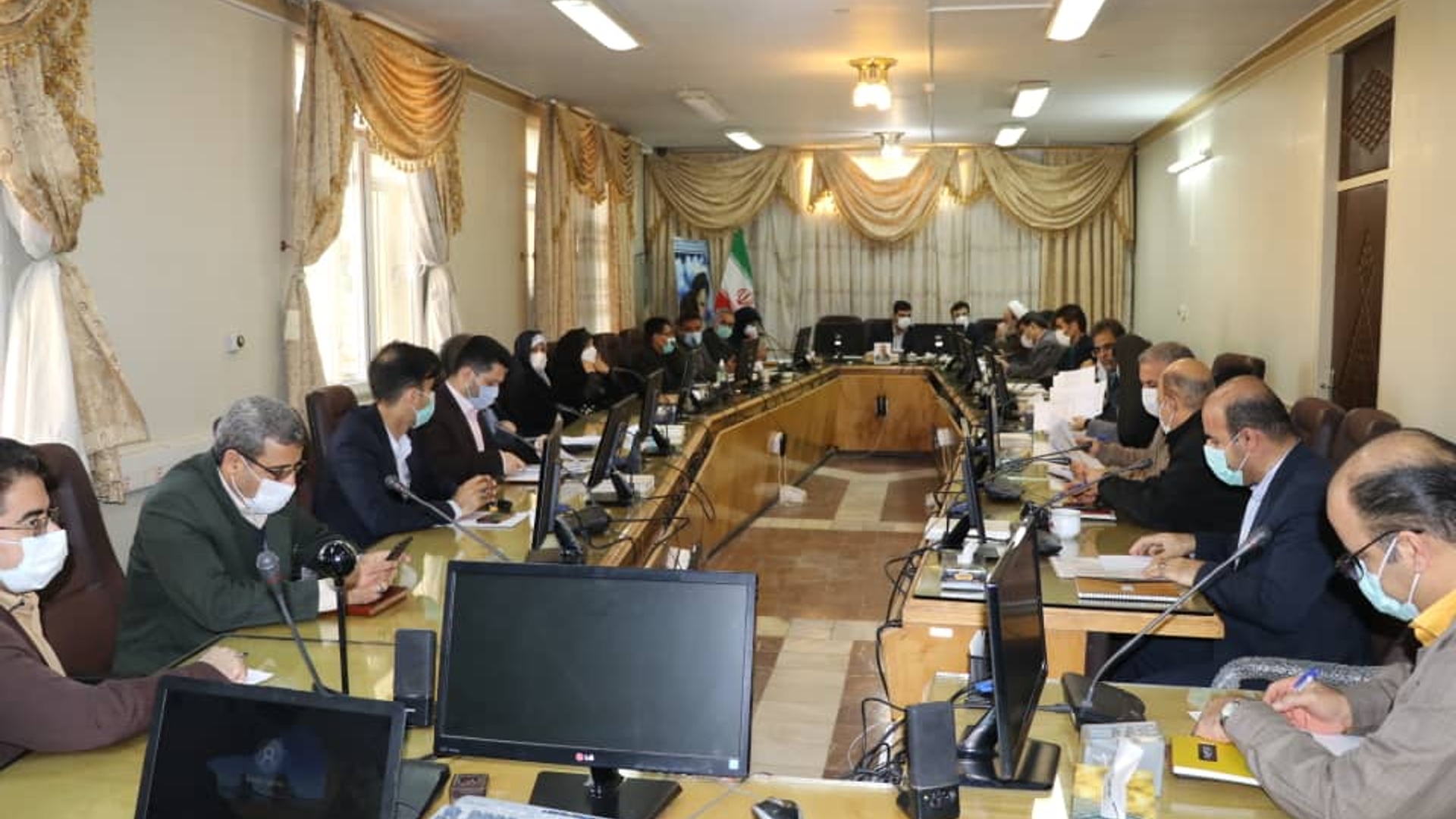 کارگروه اشتغال و سرمایه گذاری شهرستان اراک به ریاست مهندس هادی سرپرست فرمانداری اراک باحضور مدیران کل مربوطه ومدیران دستگاه‌ه های اجرایی شهرستان صبح روز یکشنبه ۲۱ آذر ماه ۱۴۰۰ در محل سالن جلسات فرمانداری اراک برگزار گردید