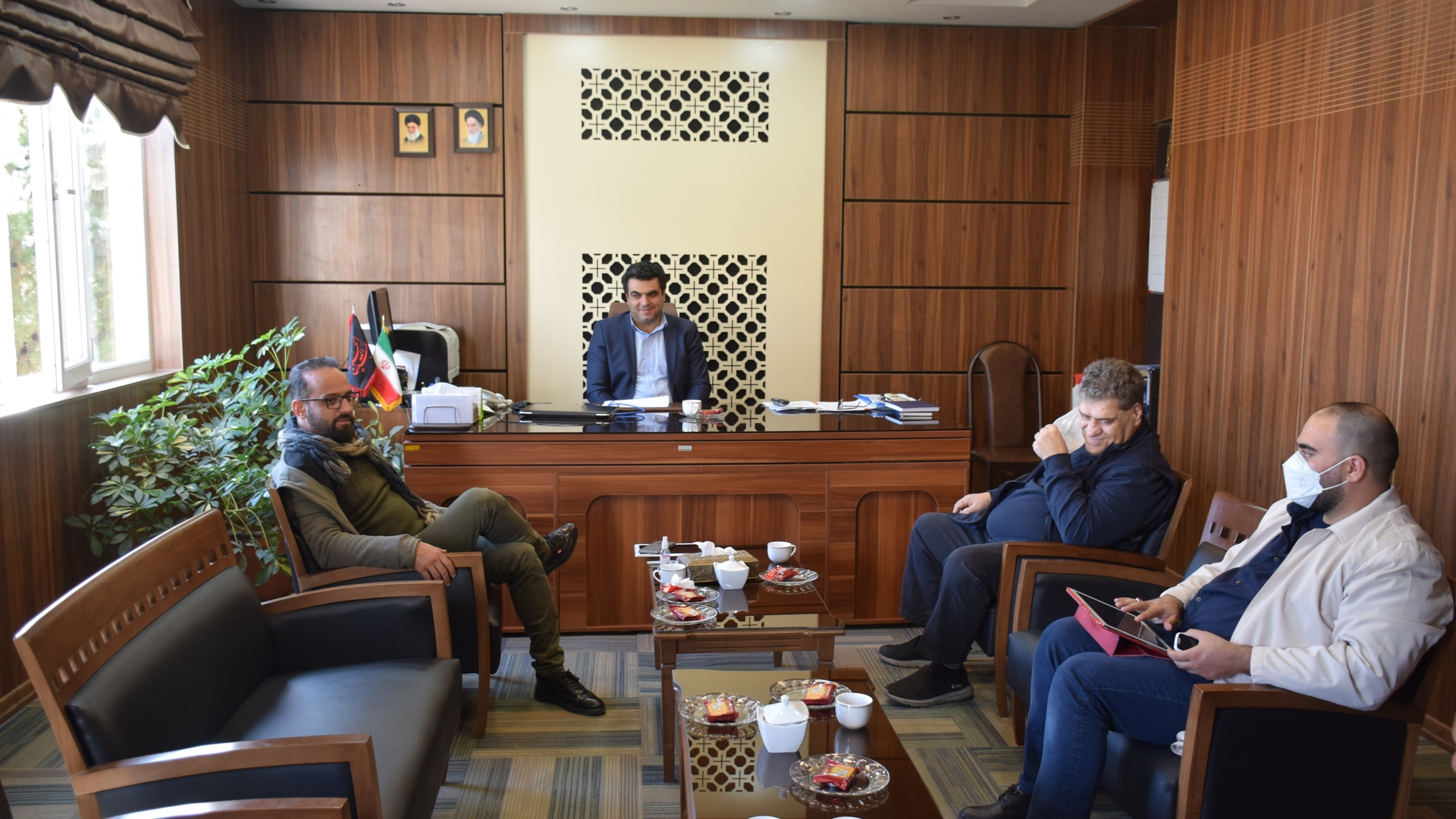 جلسه هماهنگی با کارگردانان و تهیه کننده مجموعه تلویزیونی به ریاست فیروزی معاون برنامه ریزی و هماهنگی امور عمرانی فرمانداری برگزار گردید.