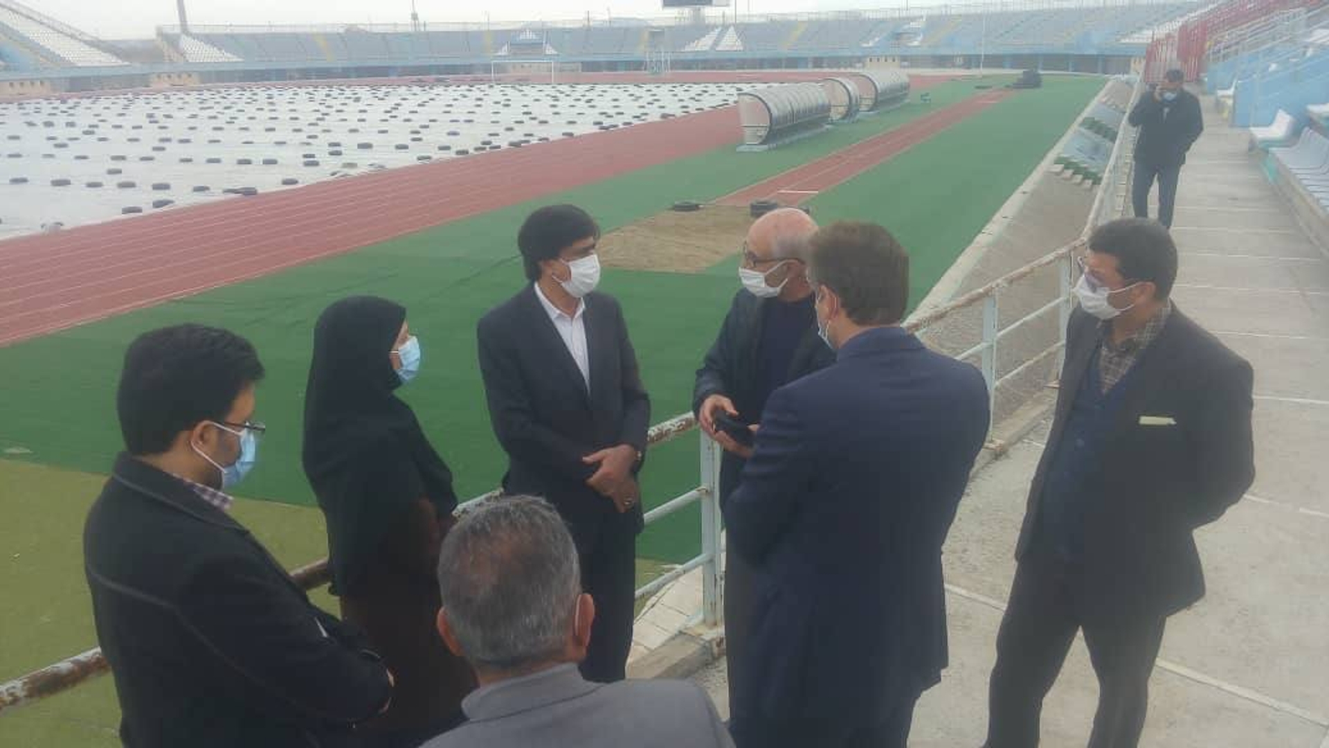 بازديد معاون سياسي،امنيتي و اجتماعي استاندار مركزي و مديران و مسئولين همراه از وضعيت استاديوم ۱۵ هزار نفری امام خمینی (ره) شهر اراک