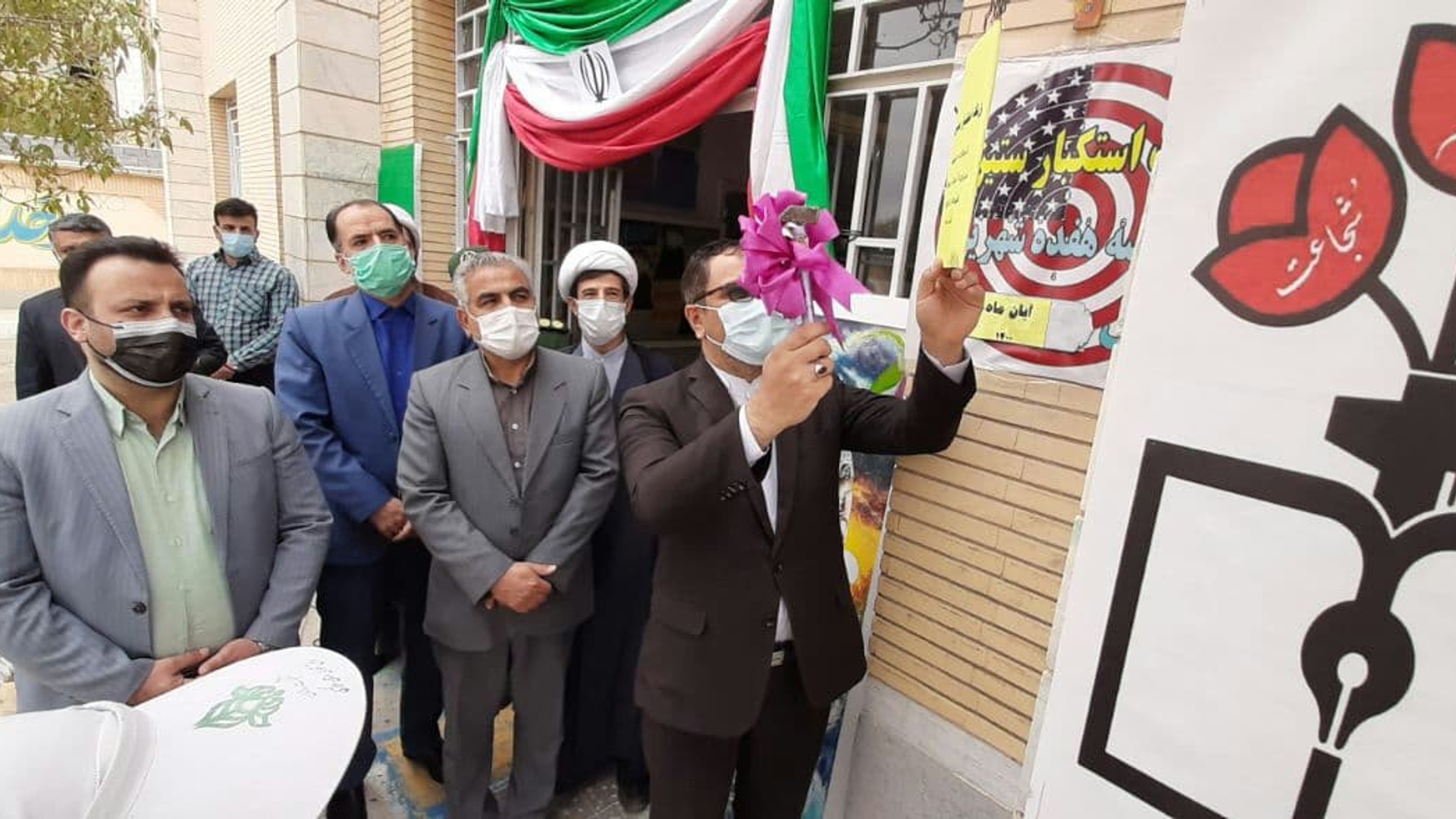 نواختن زنگ استکبارستیزی در مدارس شهرستان کمیجان