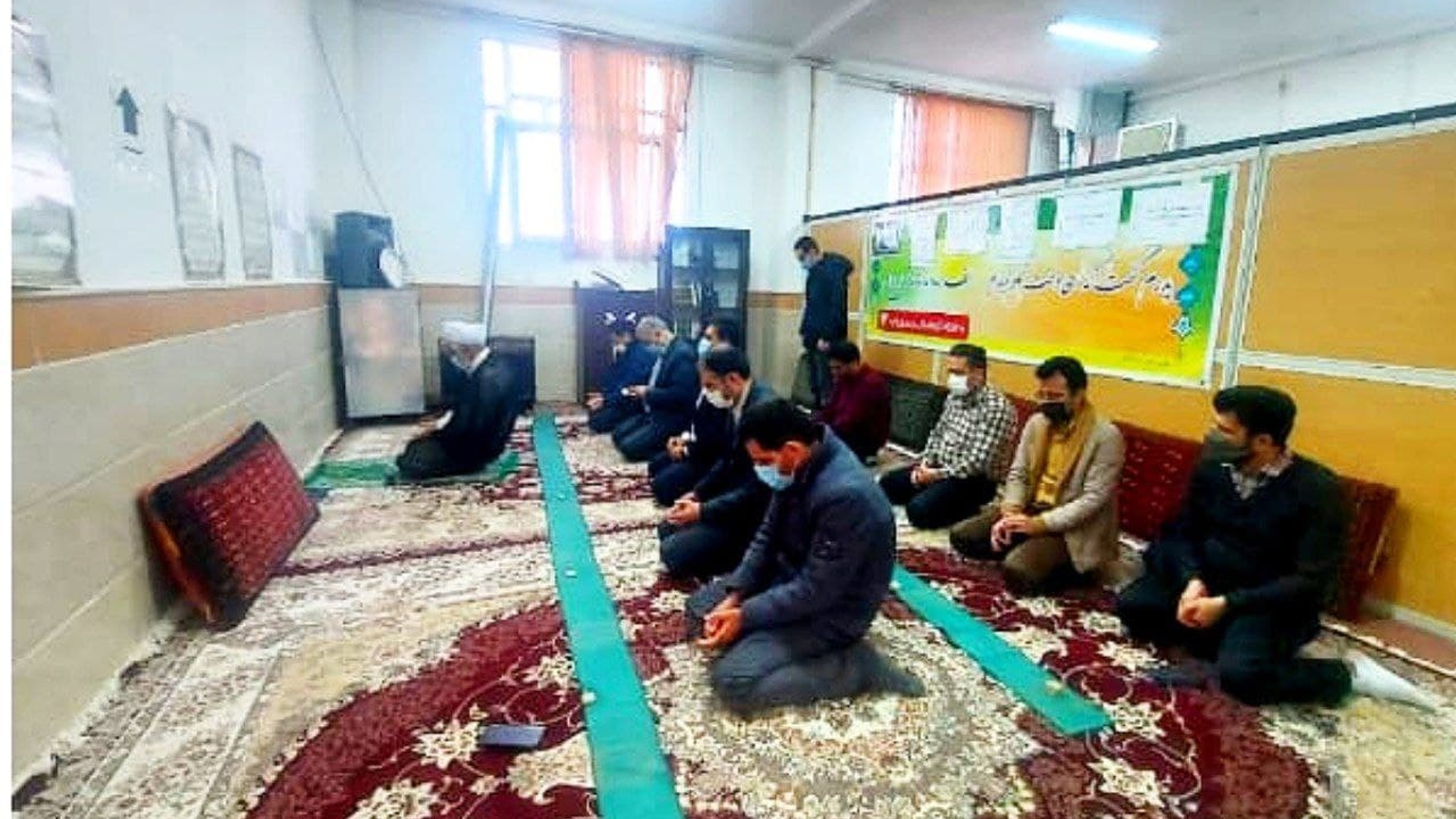 به مناسبت گرامیداشت روز دانشجو جلسه هم اندیشی با موضوع دانشجویان و جوانان بعد از اقامه نماز جماعت