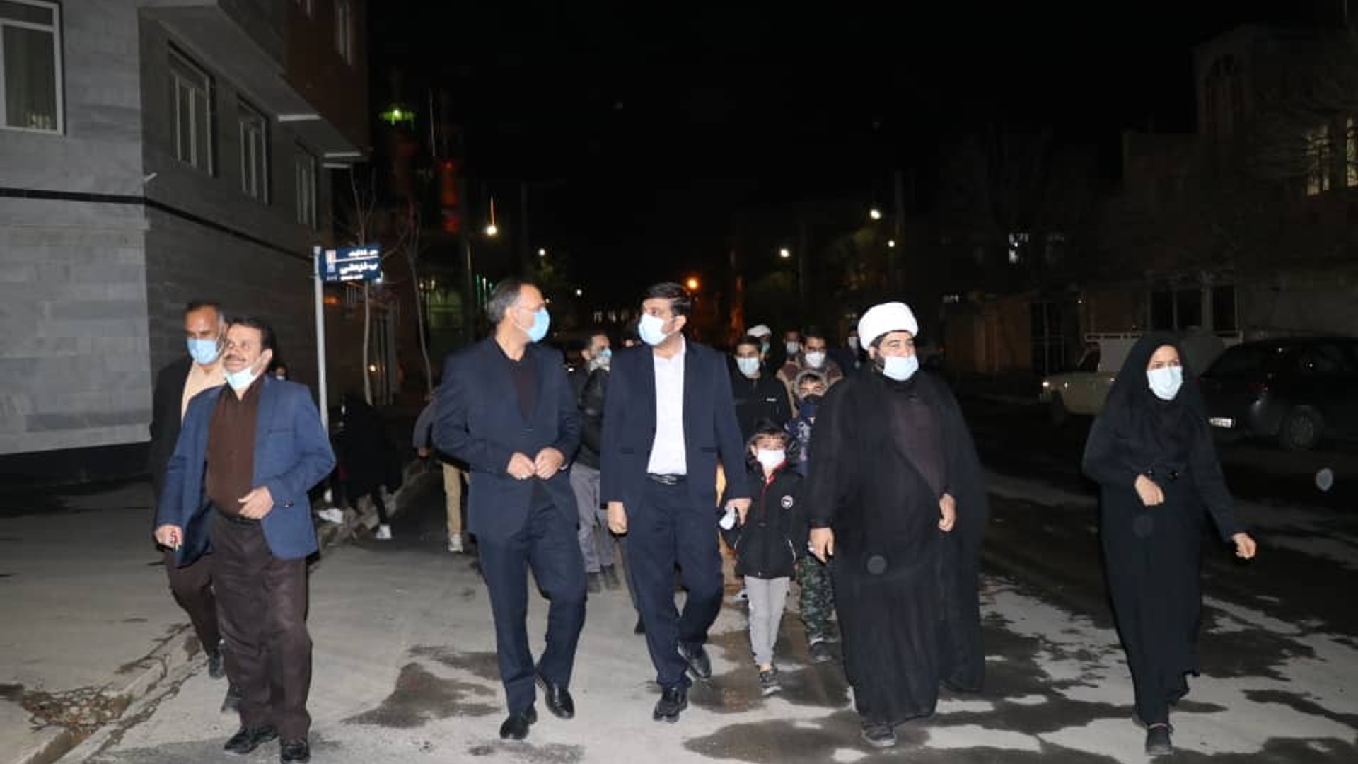 مهندس امیر هادی سرپرست فرمانداری شهرستان اراک عصر روز یکشنبه ۱۴۰۰-۹-۲۸ بعد از اقامه نماز مغرب و عشاء در مسجد حجت ابن الحسن (عج) کوی هجرت از نزدیک با مردم  این محله گفتگو کرد.