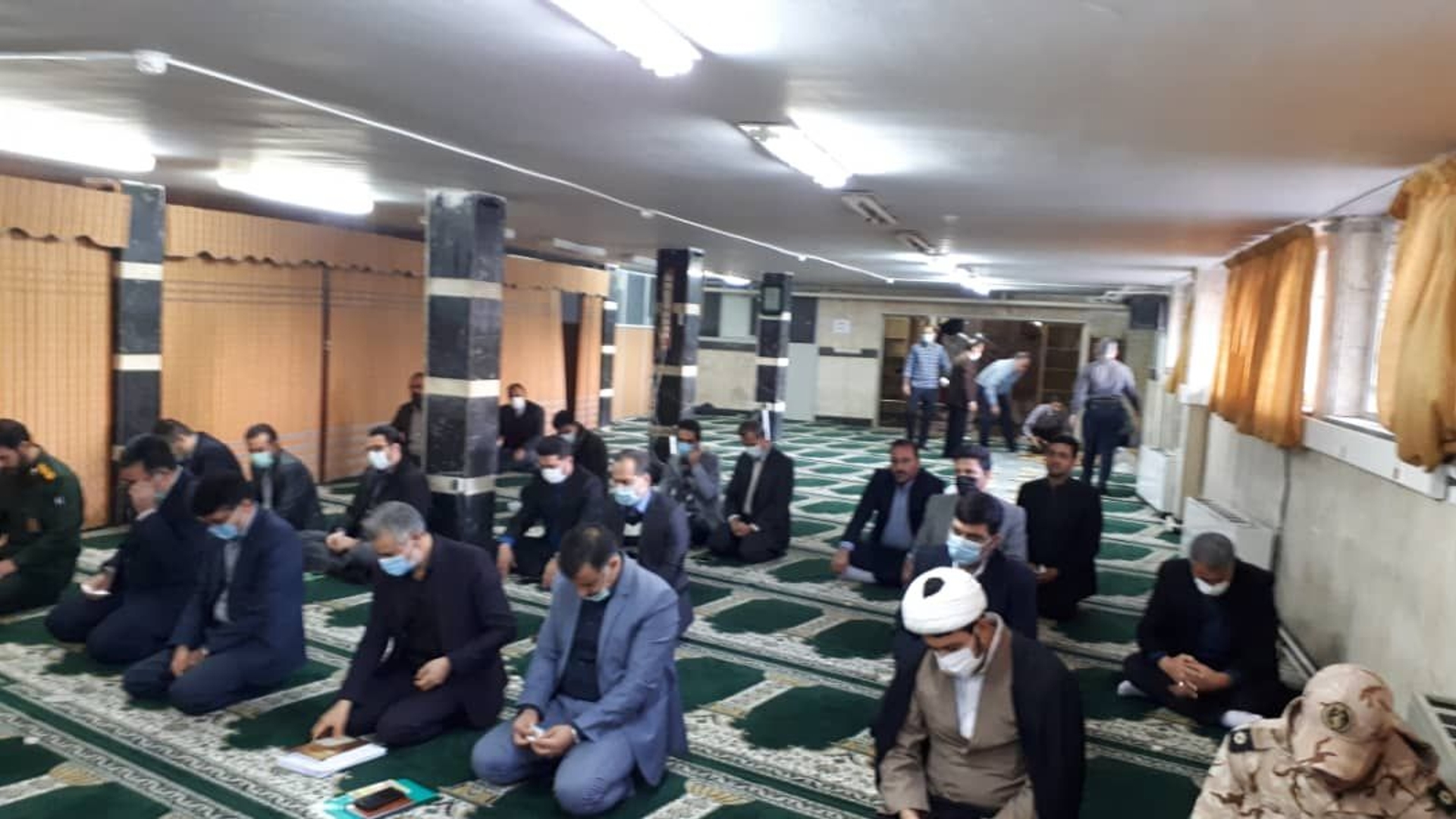 باحضور سرپرست فرمانداری شهرستان اراک مراسم پر فیض زیارت عاشورا به مناسب دهه فاطمیه در نمازخانه فرمانداری شهرستان اراک