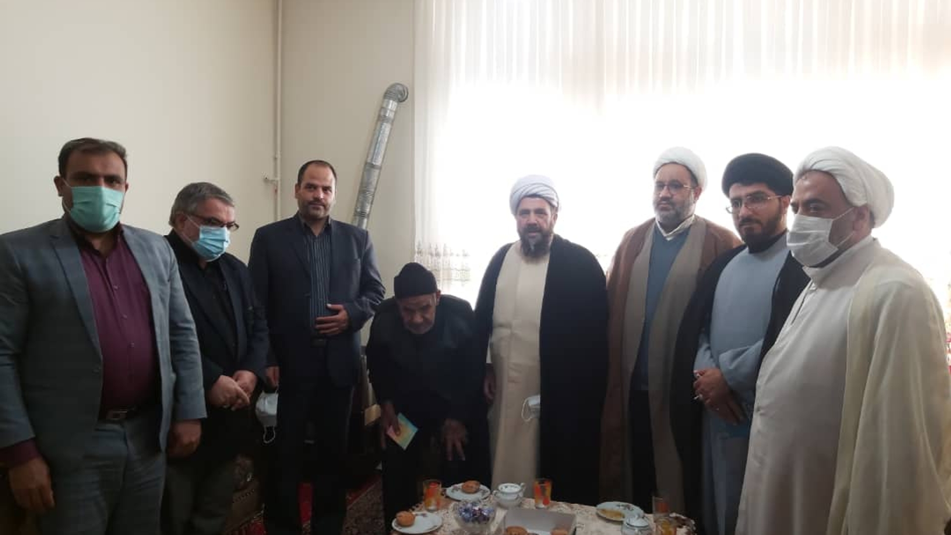 دیدار فراهانی سرپرست فرمانداری شهرستان آشتیان به اتفاق حجت الاسلام و المسلمین نیشابوری امام جمعه و تعدادی از مسئولین شهرستان با خانواده معظم شهید محمدرضا ملکا