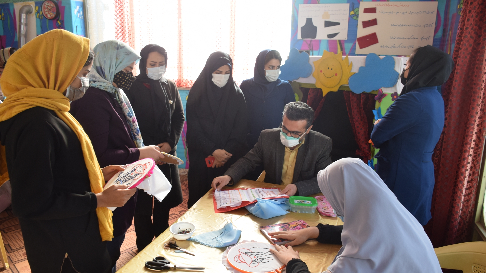 بازدید ناظری فرماندار شهرستان محلات از مرکز حرفه آموزی و توانبخشی دختران معلول ذهنی و جسمی بالای ۱۴ سال فرشته های آسمانی