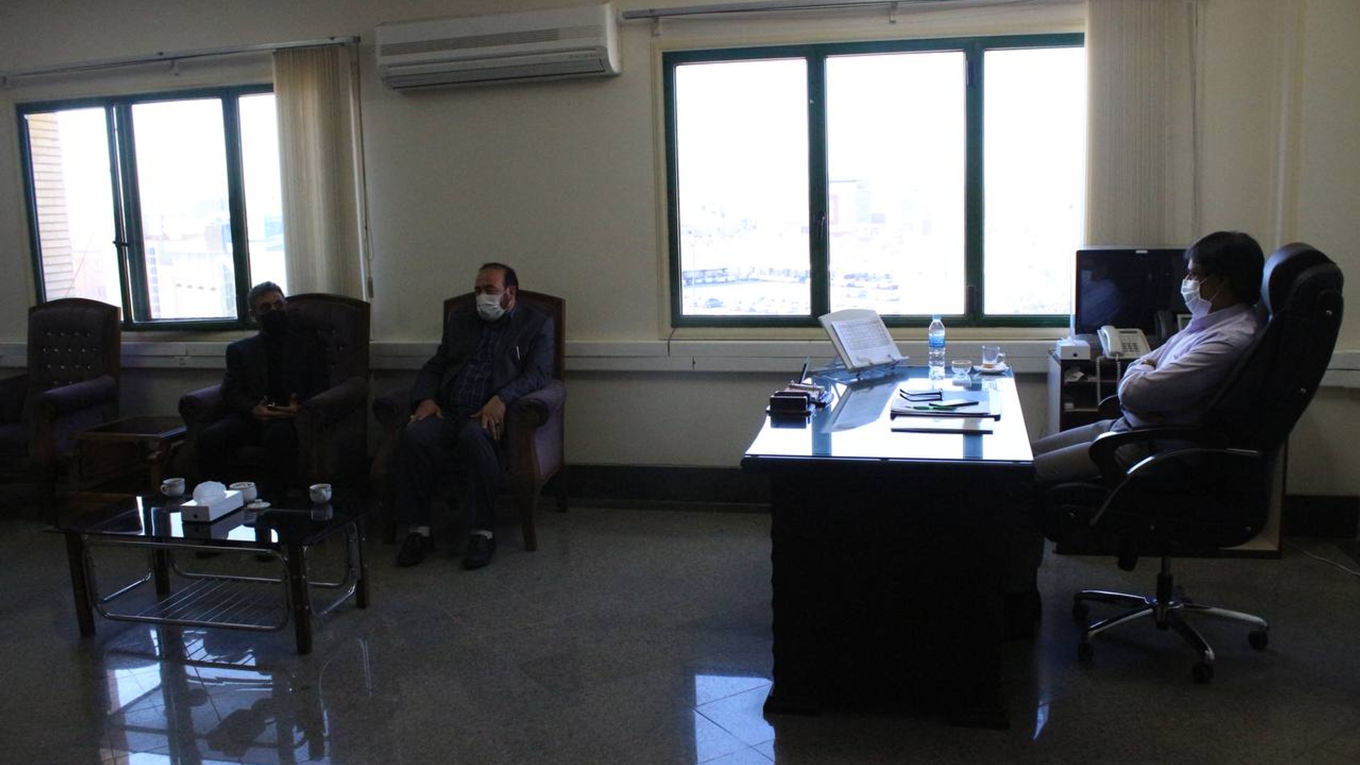 محرابی مدیرعامل باشگاه و خطیبی سرمربی تیم فوتبال آلومینیوم اراک با اکرمی معاون سیاسی،امنیتی و اجتماعی استاندار مرکزی دیدار و گفتگو نمودند