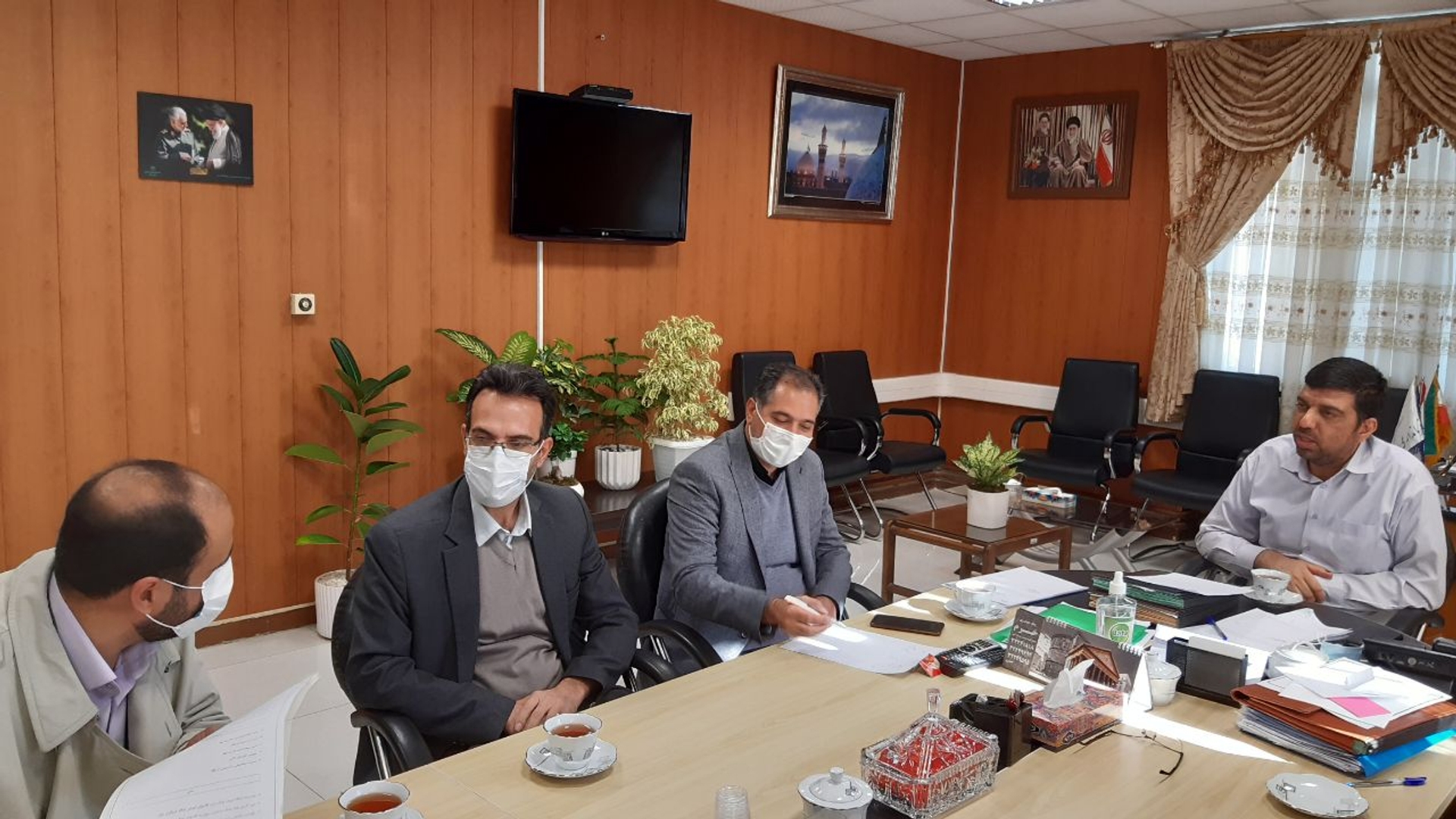 جلسه بررسی رفع مشکل نصب دکل مخابراتی کوی مسکن شهر اراک به ریاست مهندس هادی سرپرست فرمانداری شهرستان اراک باحضور مسئولین مربوطه