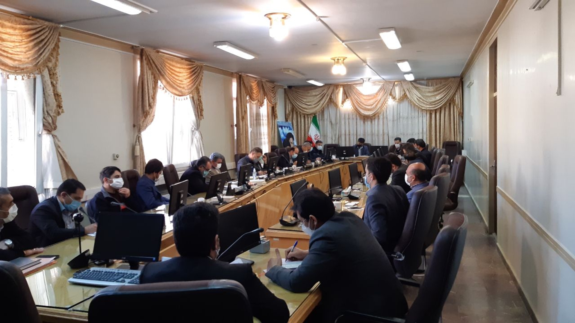 جلسه شورای مسکن شهرستان اراک با هدف بررسی مسائل و مشکلات طرح اقدام ملی مسکن در محل سالن جلسات فرمانداری برگزار گردید.